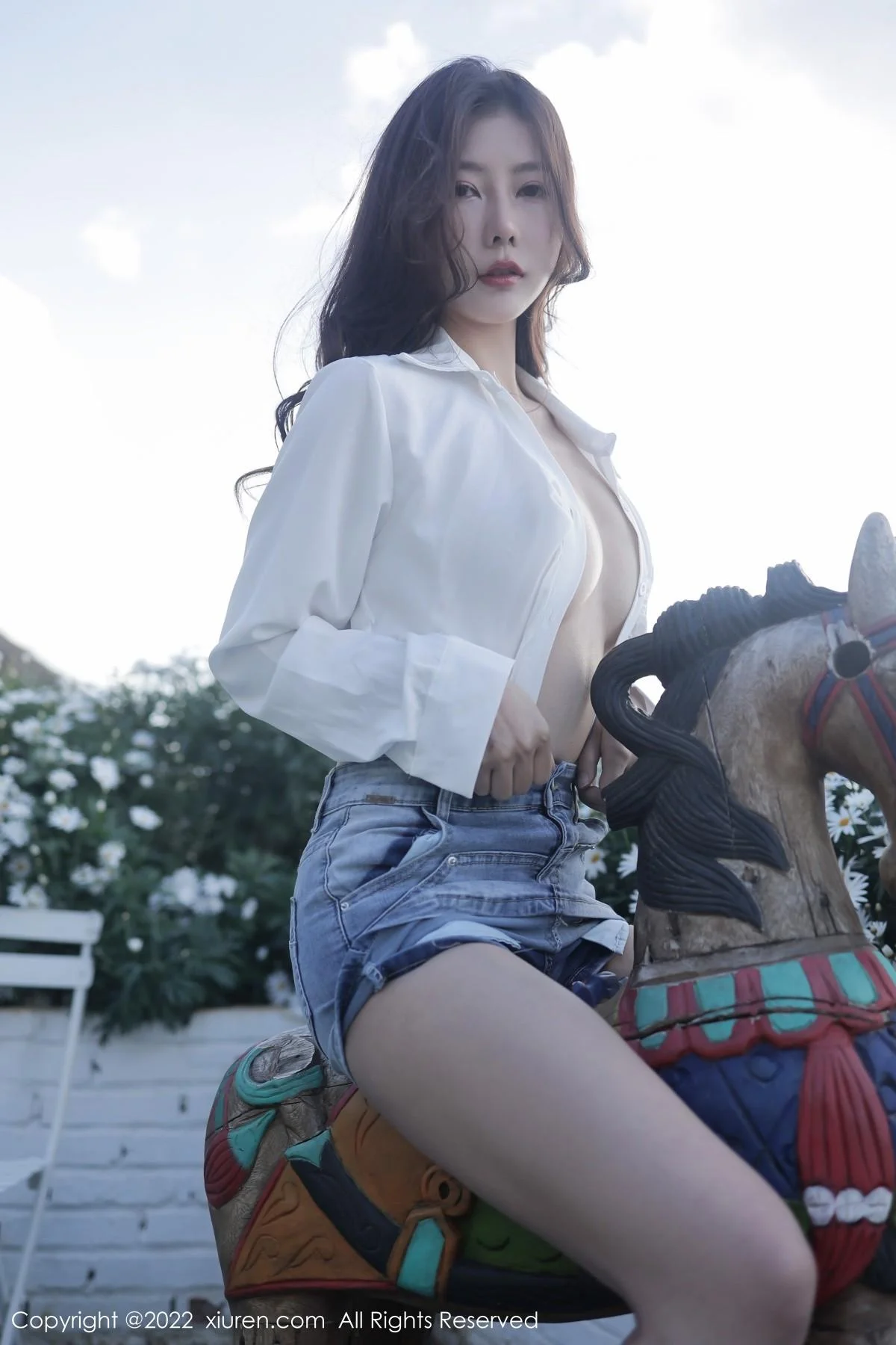尹甜甜大理旅拍户外性感白T配牛仔短裤秀完美身材绝美写真 第 32 张