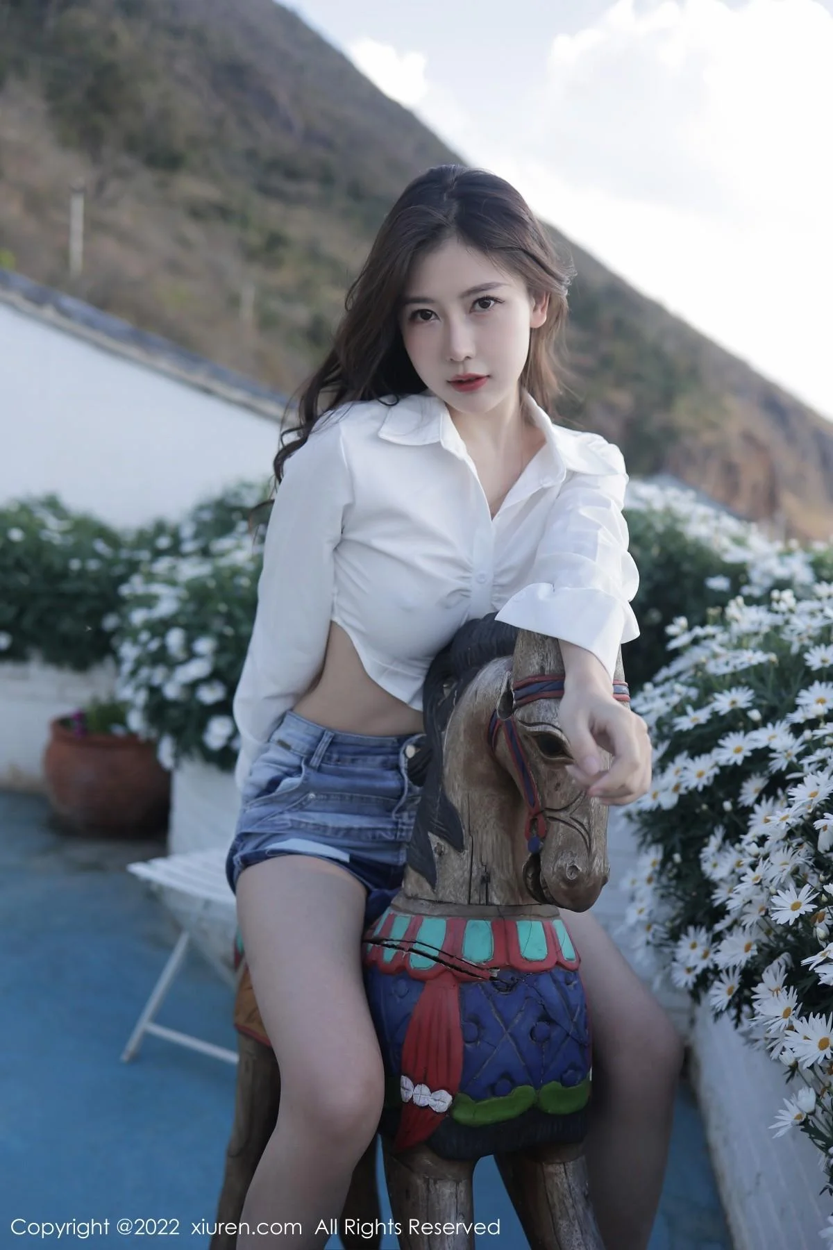 尹甜甜大理旅拍户外性感白T配牛仔短裤秀完美身材绝美写真 第 34 张