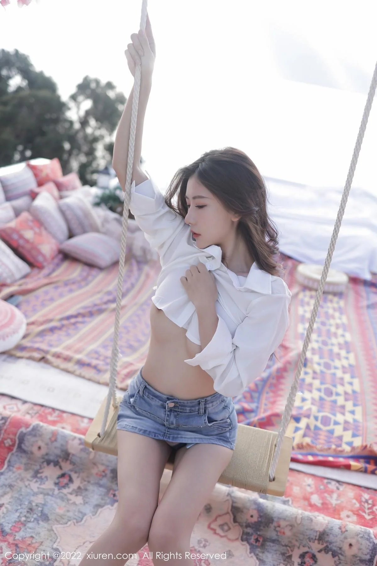 尹甜甜大理旅拍户外性感白T配牛仔短裤秀完美身材绝美写真 第 37 张