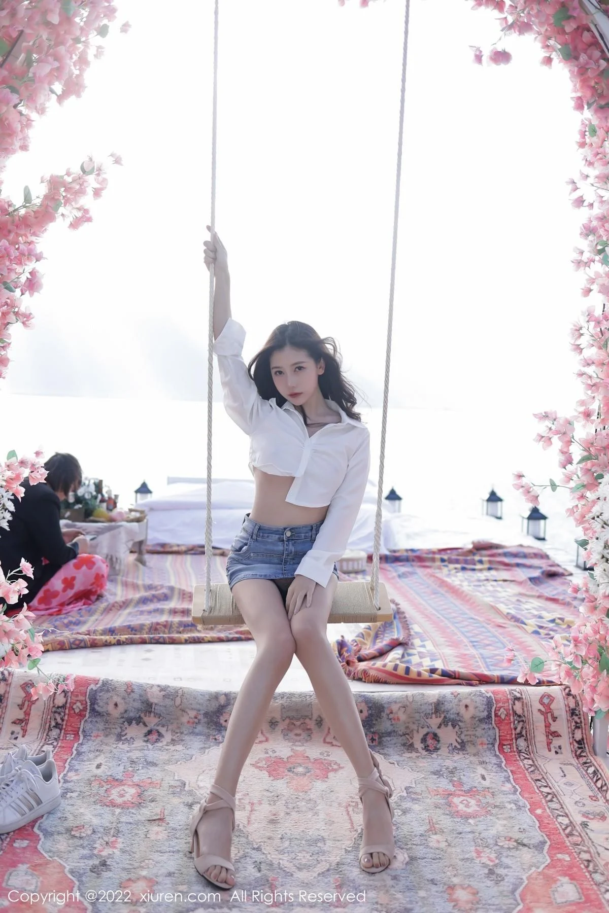 尹甜甜大理旅拍户外性感白T配牛仔短裤秀完美身材绝美写真 第 39 张