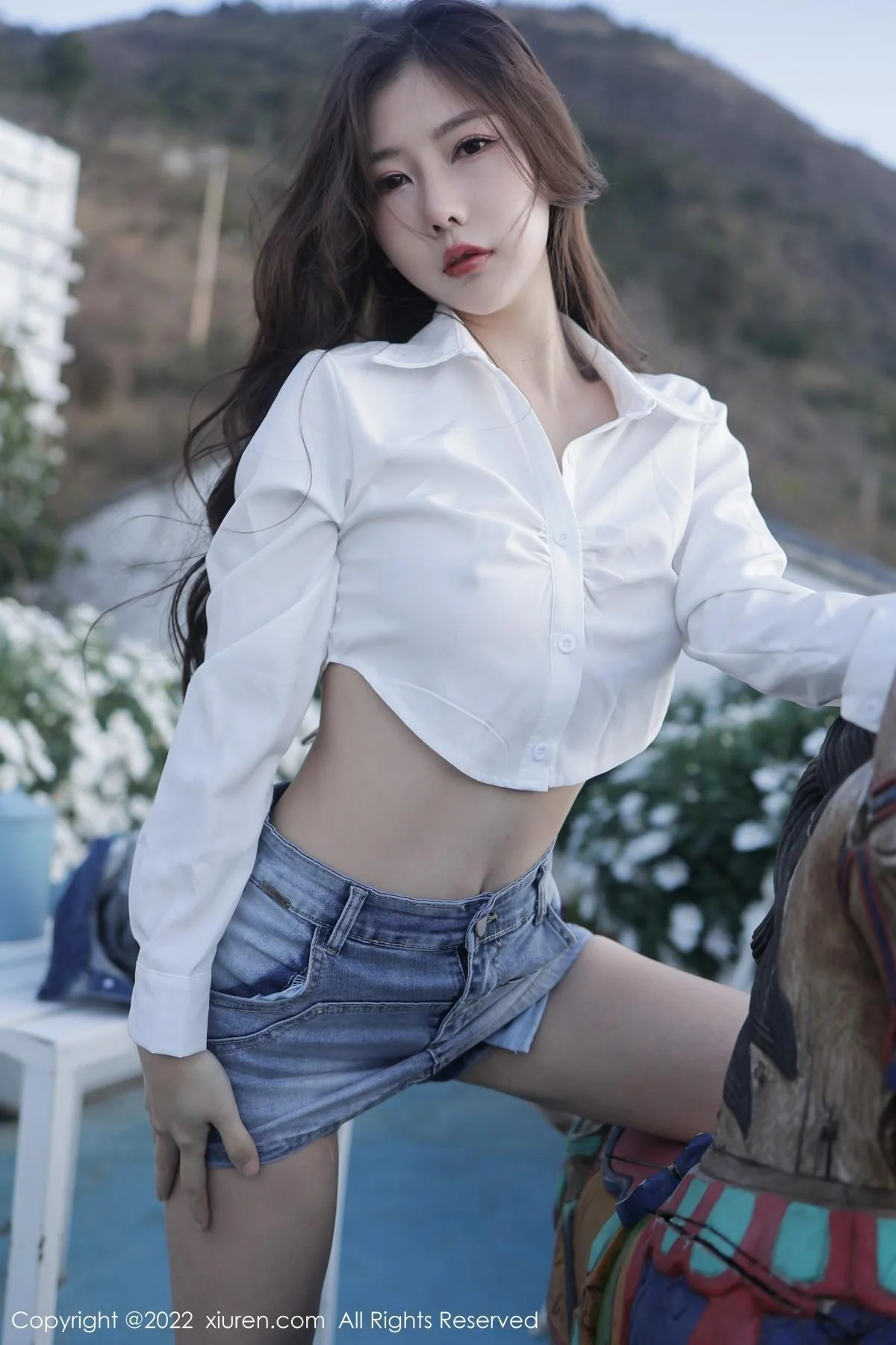 尹甜甜大理旅拍户外性感白T配牛仔短裤秀完美身材绝美写真 第 5 张