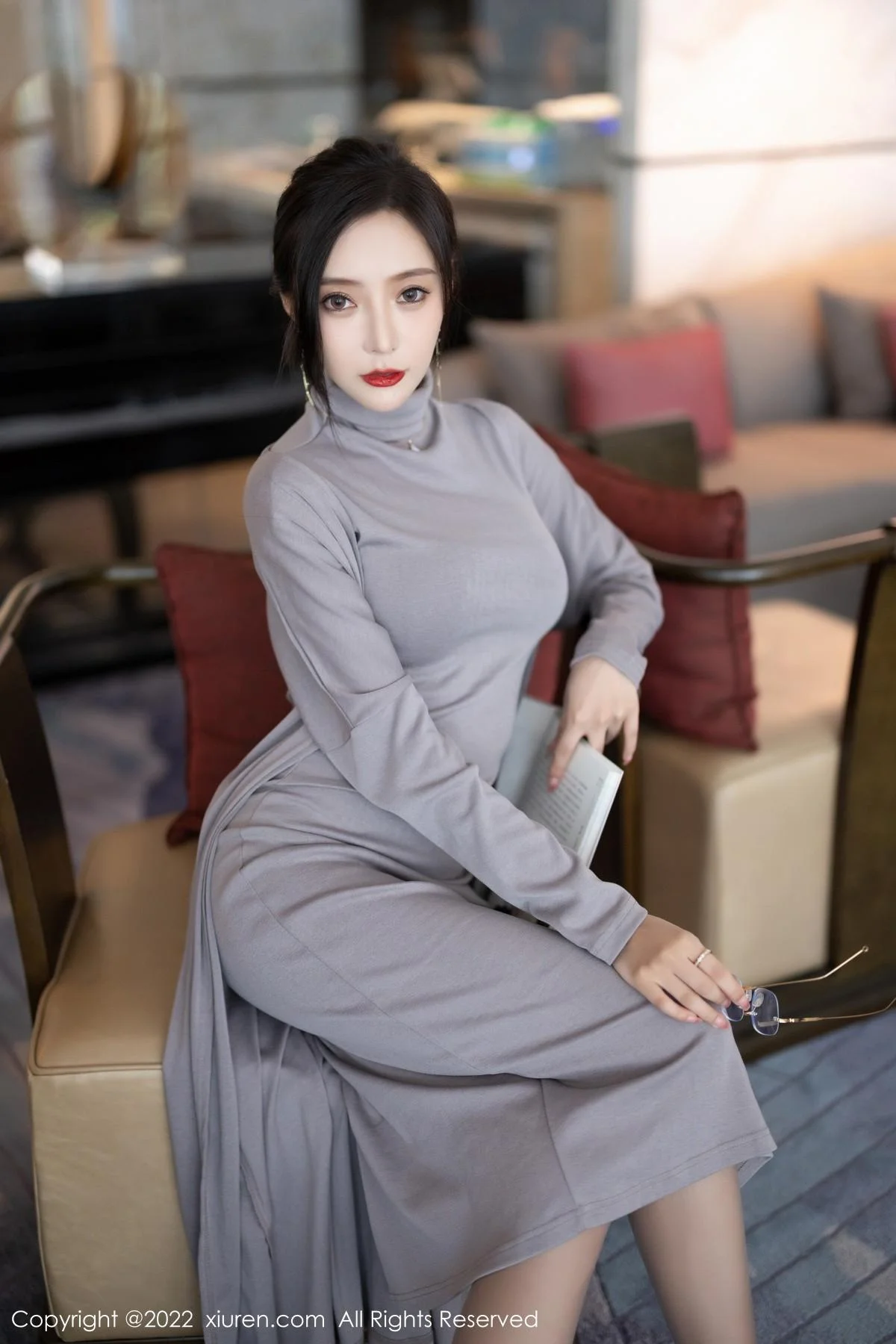 王馨瑶yanni女学者的反转主题典雅灰色长裙性感迷人写真 第 10 张