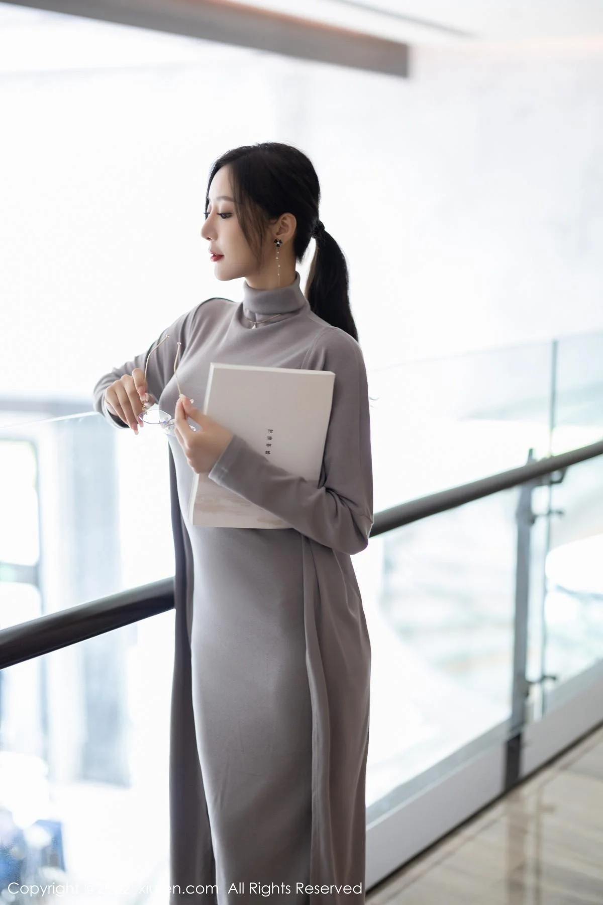 王馨瑶yanni女学者的反转主题典雅灰色长裙性感迷人写真 第 11 张