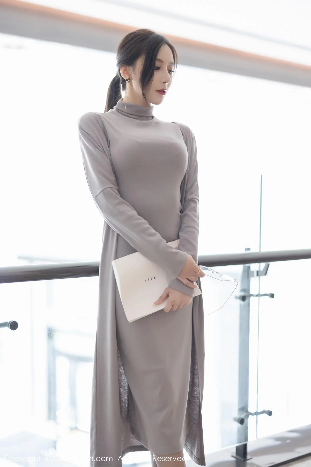 王馨瑶yanni女学者的反转主题典雅灰色长裙性感迷人写真 第 13 张
