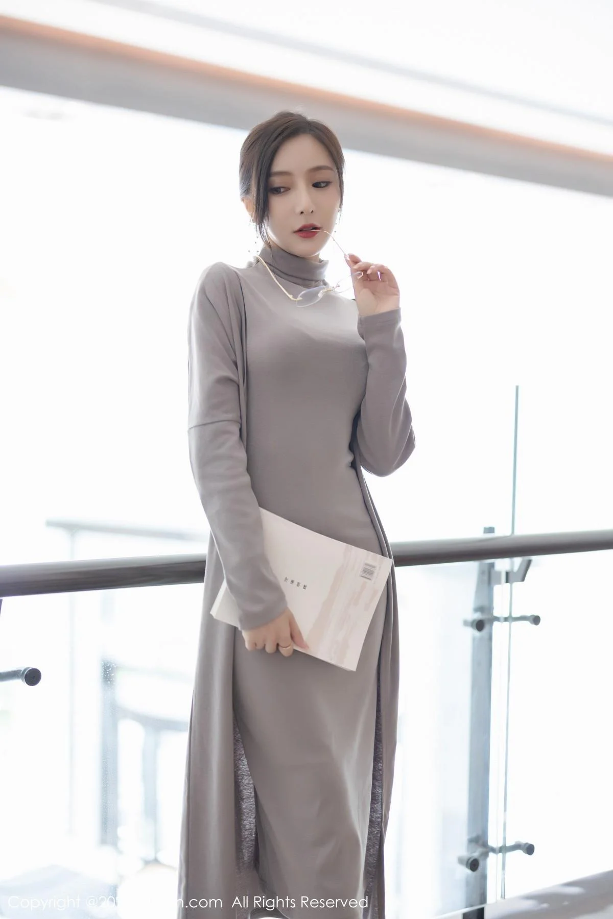 王馨瑶yanni女学者的反转主题典雅灰色长裙性感迷人写真 第 14 张