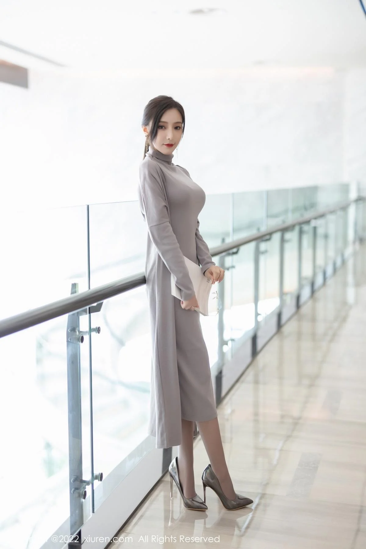 王馨瑶yanni女学者的反转主题典雅灰色长裙性感迷人写真 第 15 张
