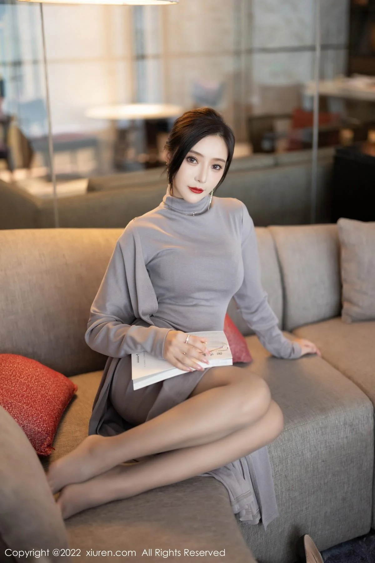 王馨瑶yanni女学者的反转主题典雅灰色长裙性感迷人写真 第 19 张