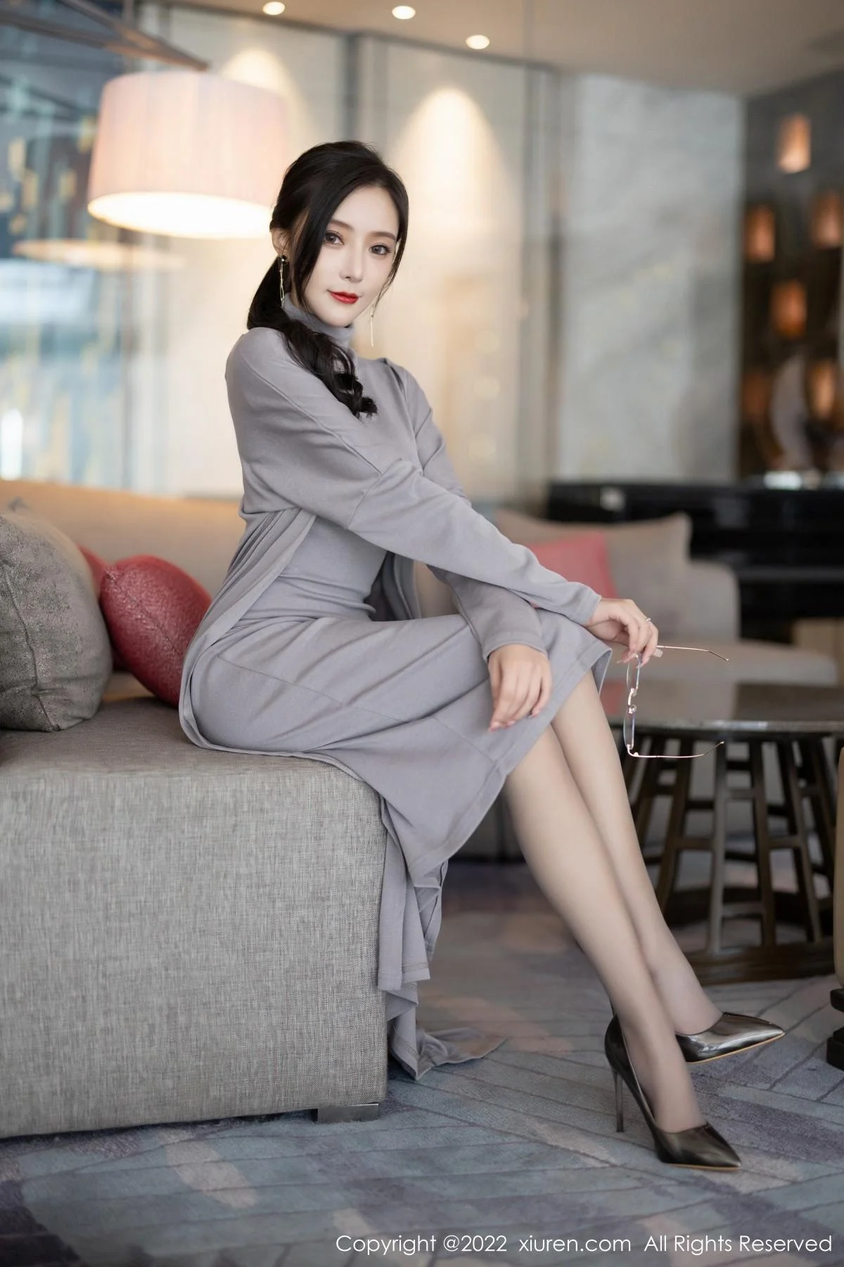 王馨瑶yanni女学者的反转主题典雅灰色长裙性感迷人写真 第 23 张