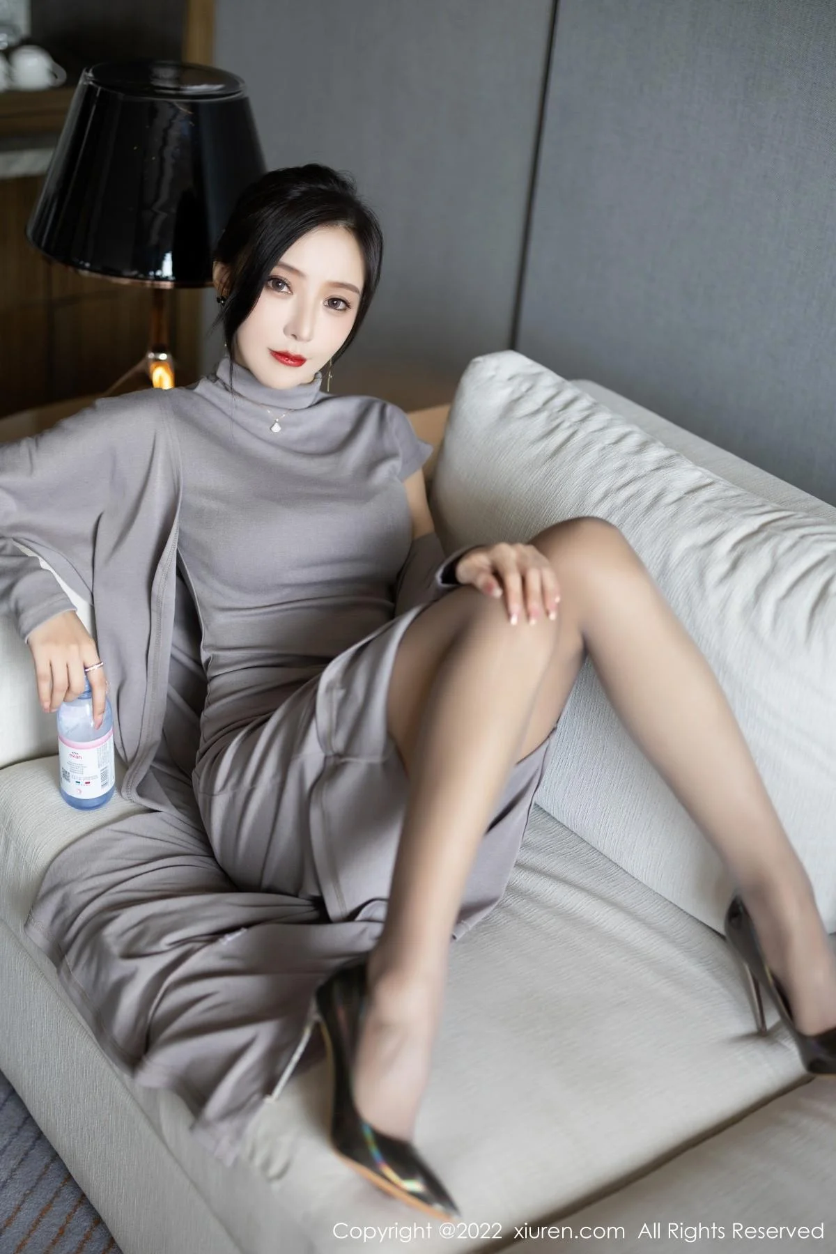 王馨瑶yanni女学者的反转主题典雅灰色长裙性感迷人写真 第 28 张