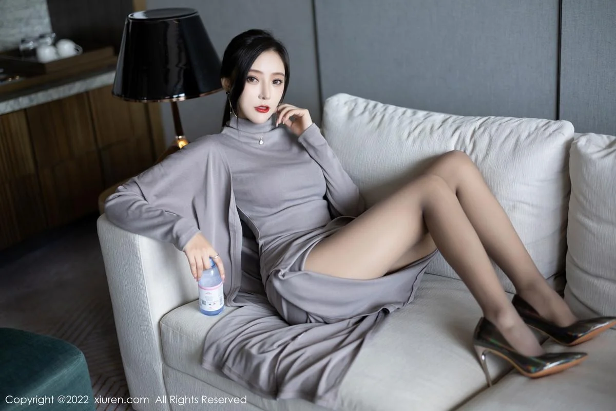 王馨瑶yanni女学者的反转主题典雅灰色长裙性感迷人写真 第 30 张