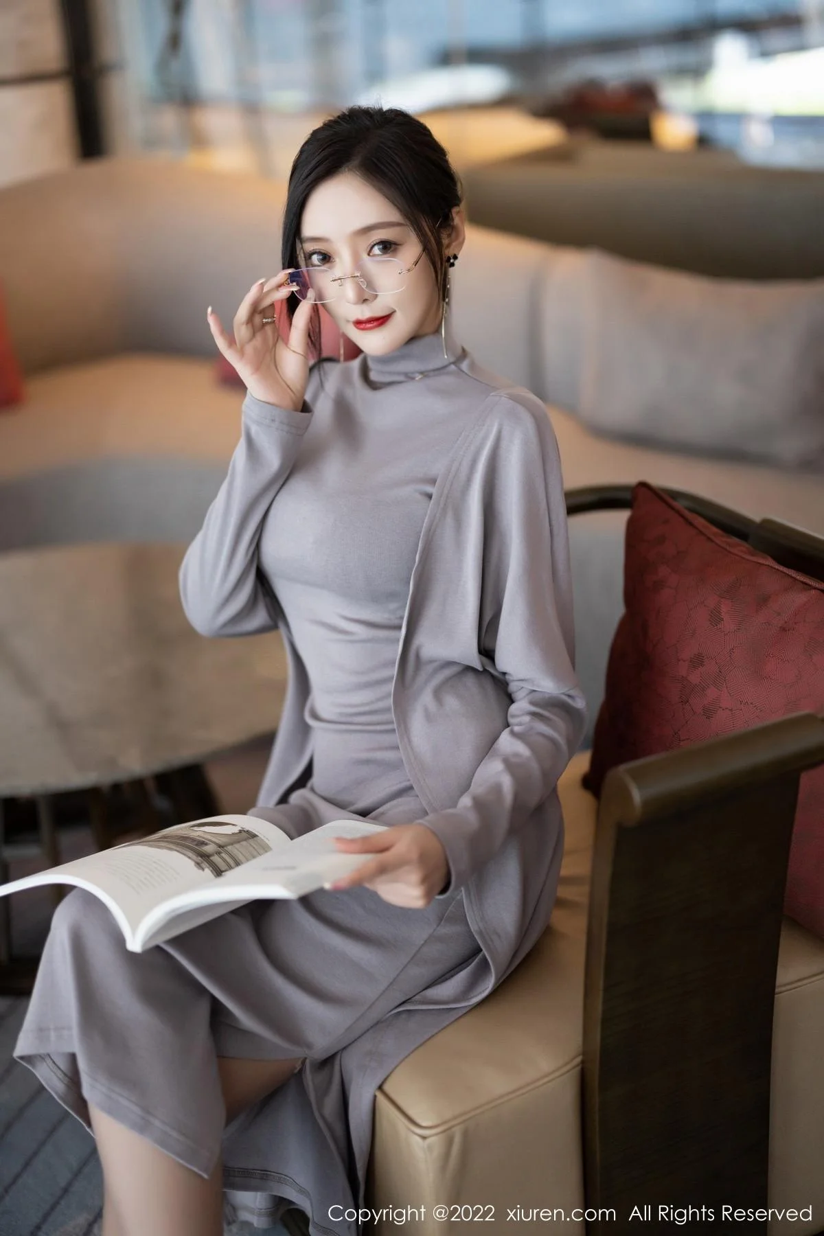王馨瑶yanni女学者的反转主题典雅灰色长裙性感迷人写真 第 4 张