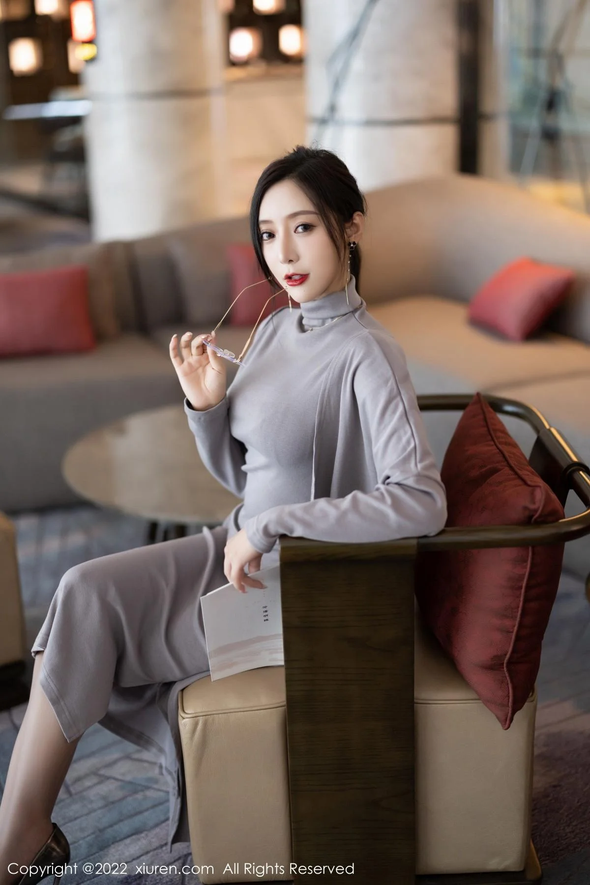 王馨瑶yanni女学者的反转主题典雅灰色长裙性感迷人写真 第 5 张