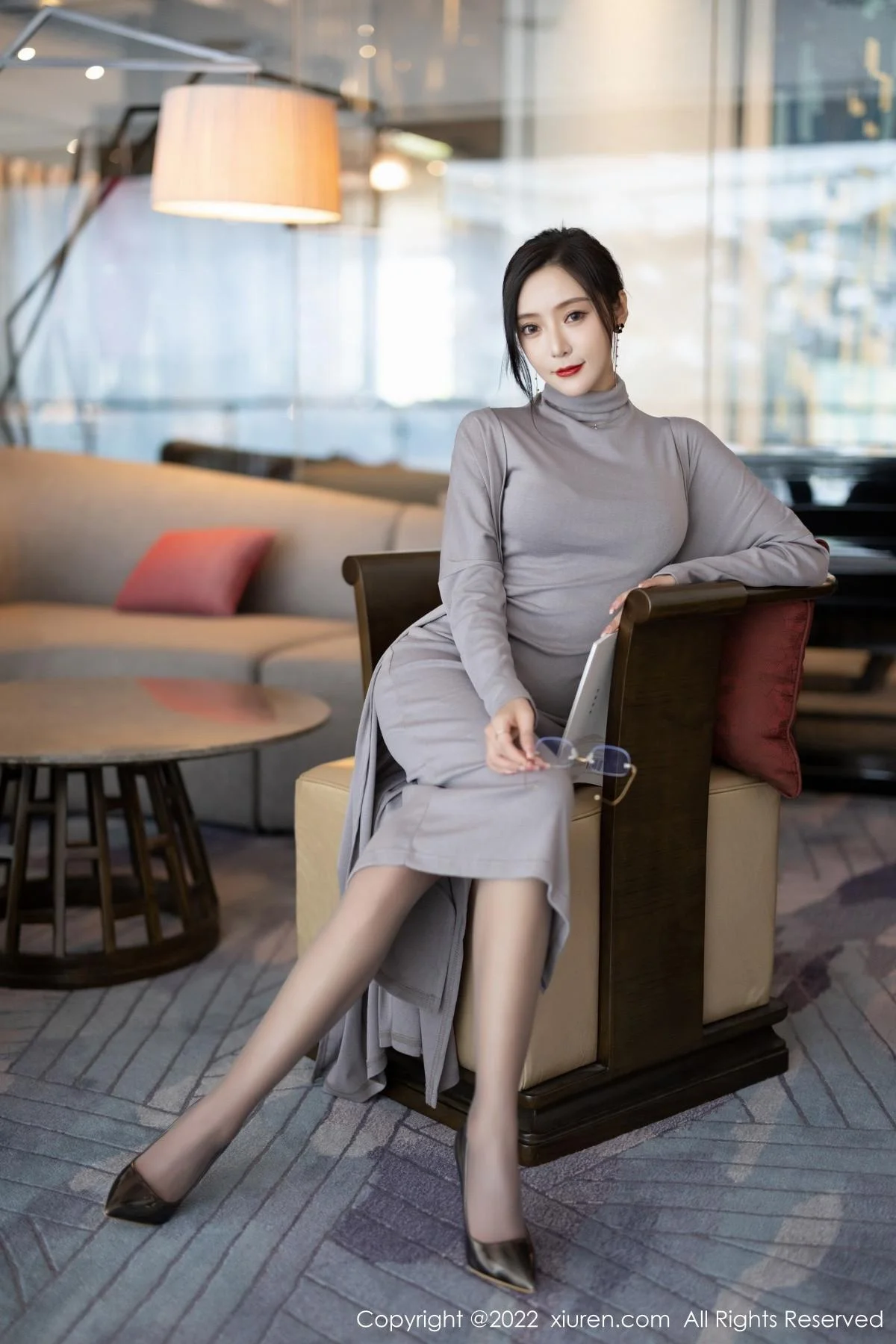 王馨瑶yanni女学者的反转主题典雅灰色长裙性感迷人写真 第 7 张