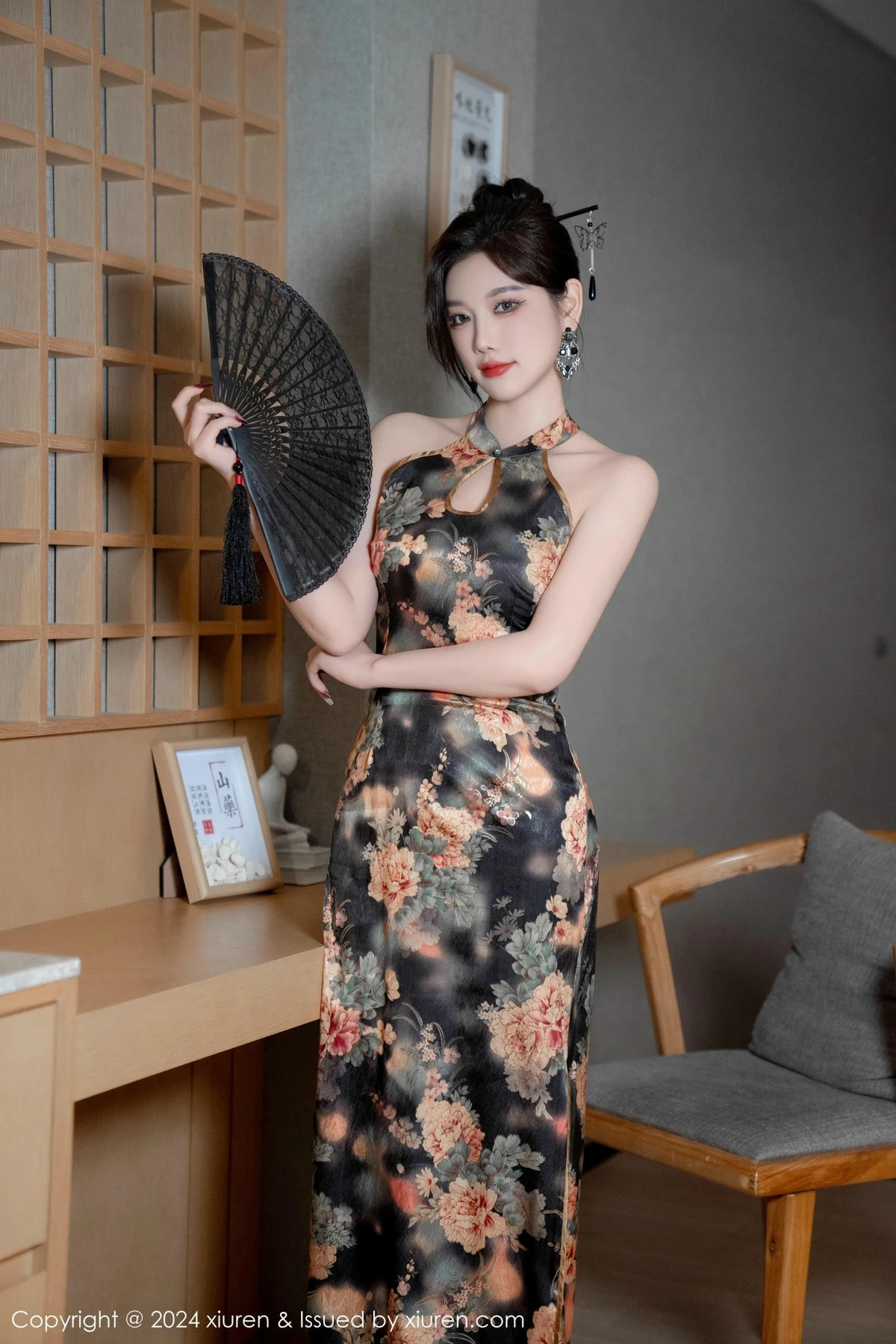 杨晨晨Yome性感深色旗袍+黑色情趣内衣秀丰腴身材绝美写真 第 24 张