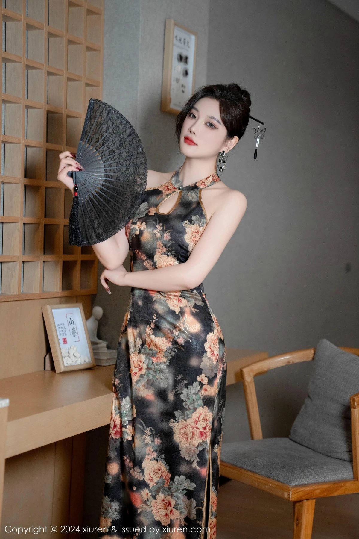 杨晨晨Yome性感深色旗袍+黑色情趣内衣秀丰腴身材绝美写真 第 26 张