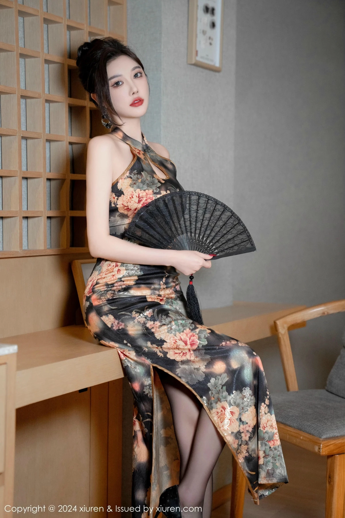 杨晨晨Yome性感深色旗袍+黑色情趣内衣秀丰腴身材绝美写真 第 39 张