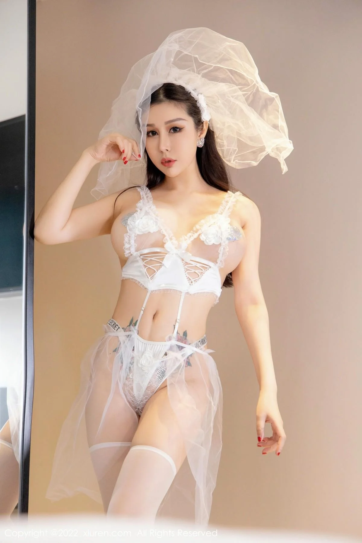 田冰冰私房白色薄纱情趣内衣配白丝袜秀火辣身材绝美写真 第 25 张