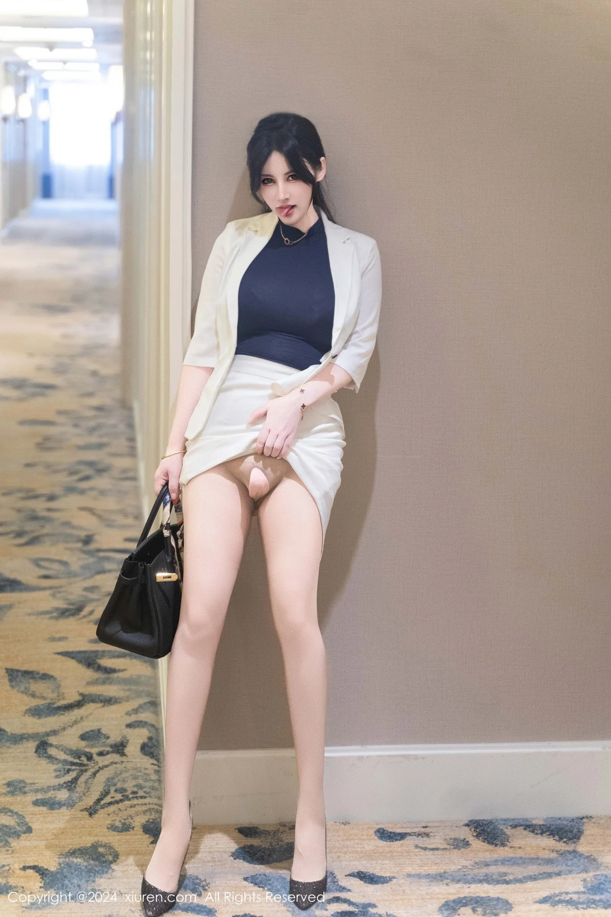 诗诗kiki酒店剧情性感白衬衫配超薄肉丝秀曼妙身姿绝美写真 第 2 张