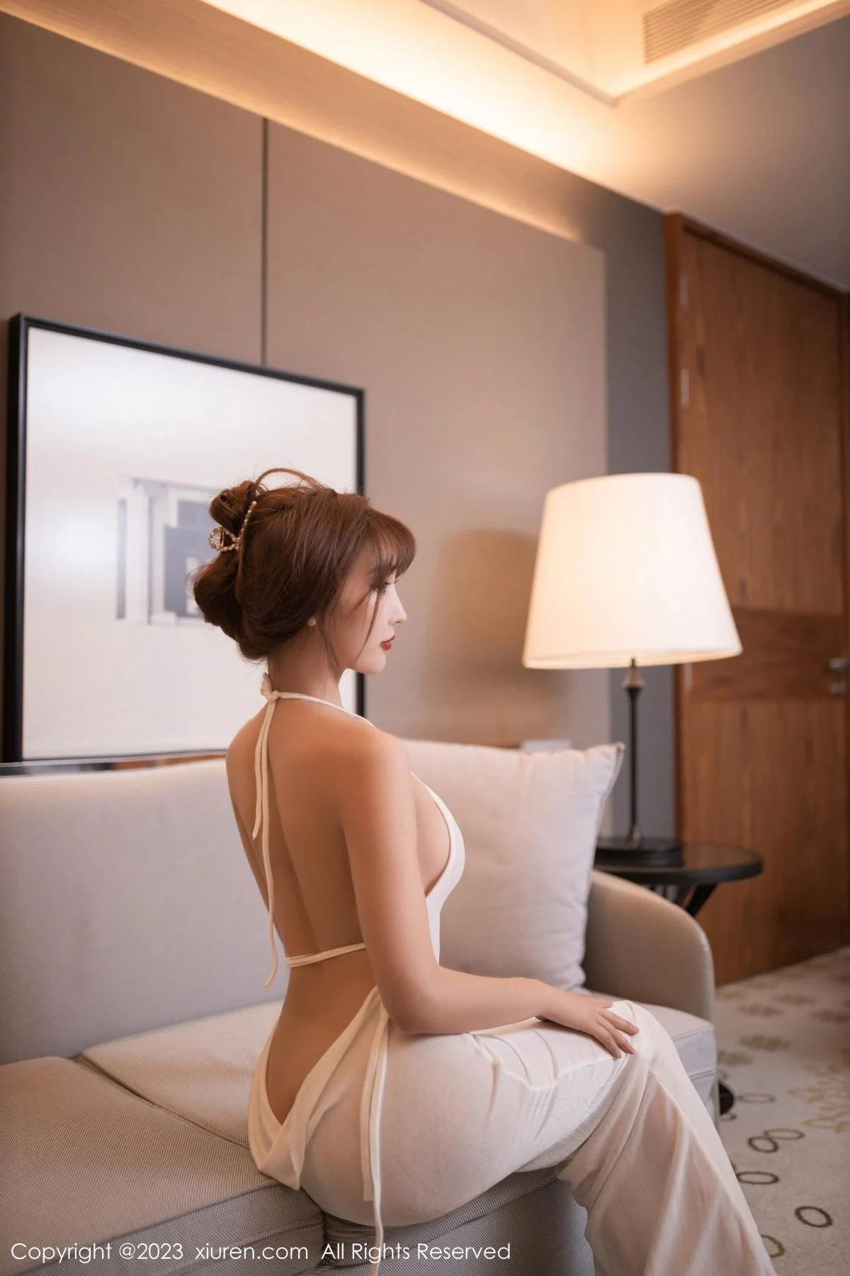 陆萱萱性感白色露背吊带裙配原色丝袜秀完美身材绝美写真 第 15 张