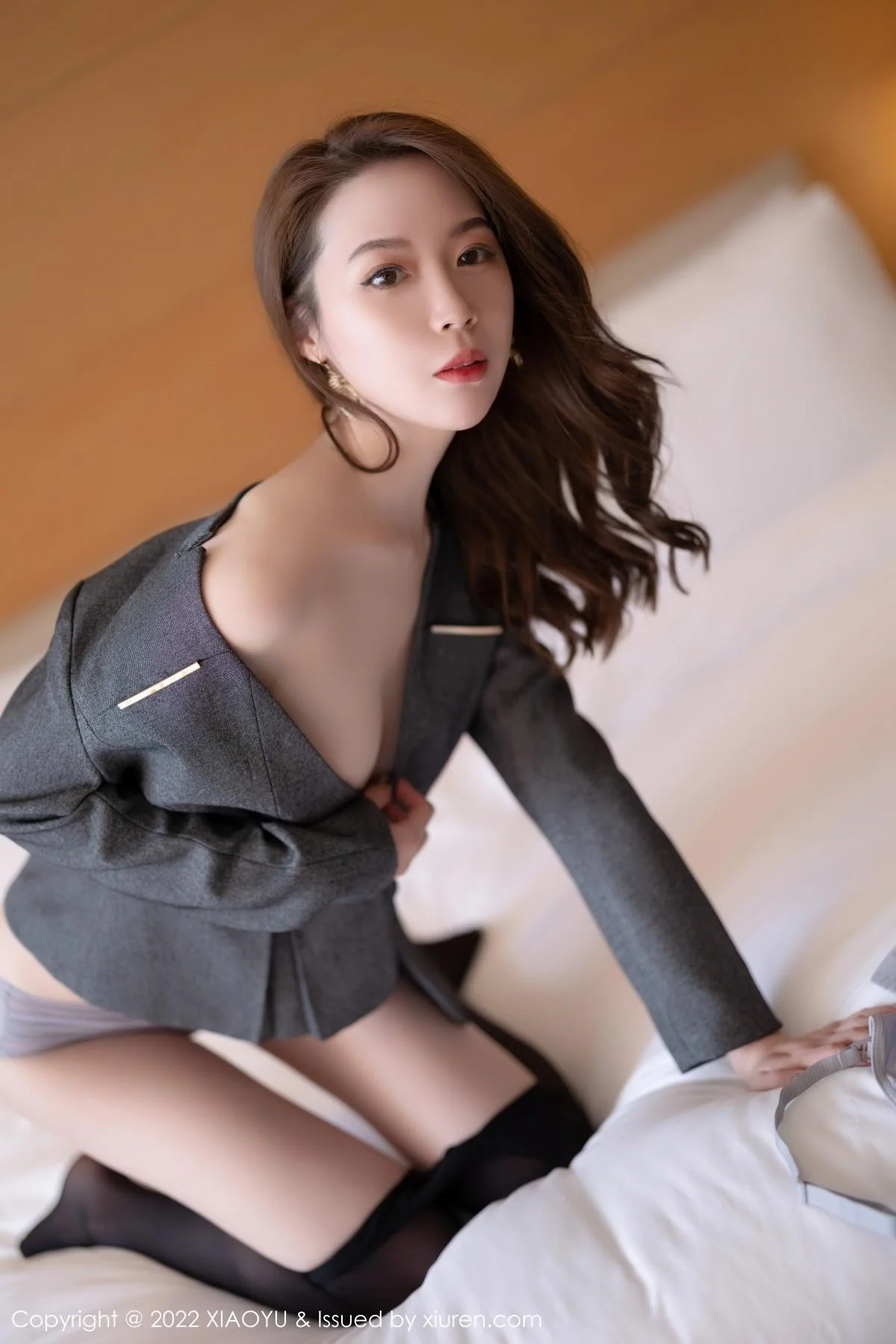 梦心玥惠州旅拍灰色OL职业装半脱露性感内衣极致魅惑写真 第 154 张
