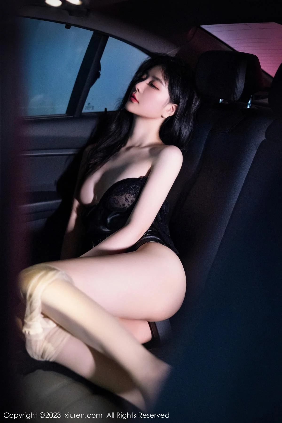幼幼车内场景黑色薄纱上衣配黑皮短裙露闪亮肉丝绝美写真 第 82 张