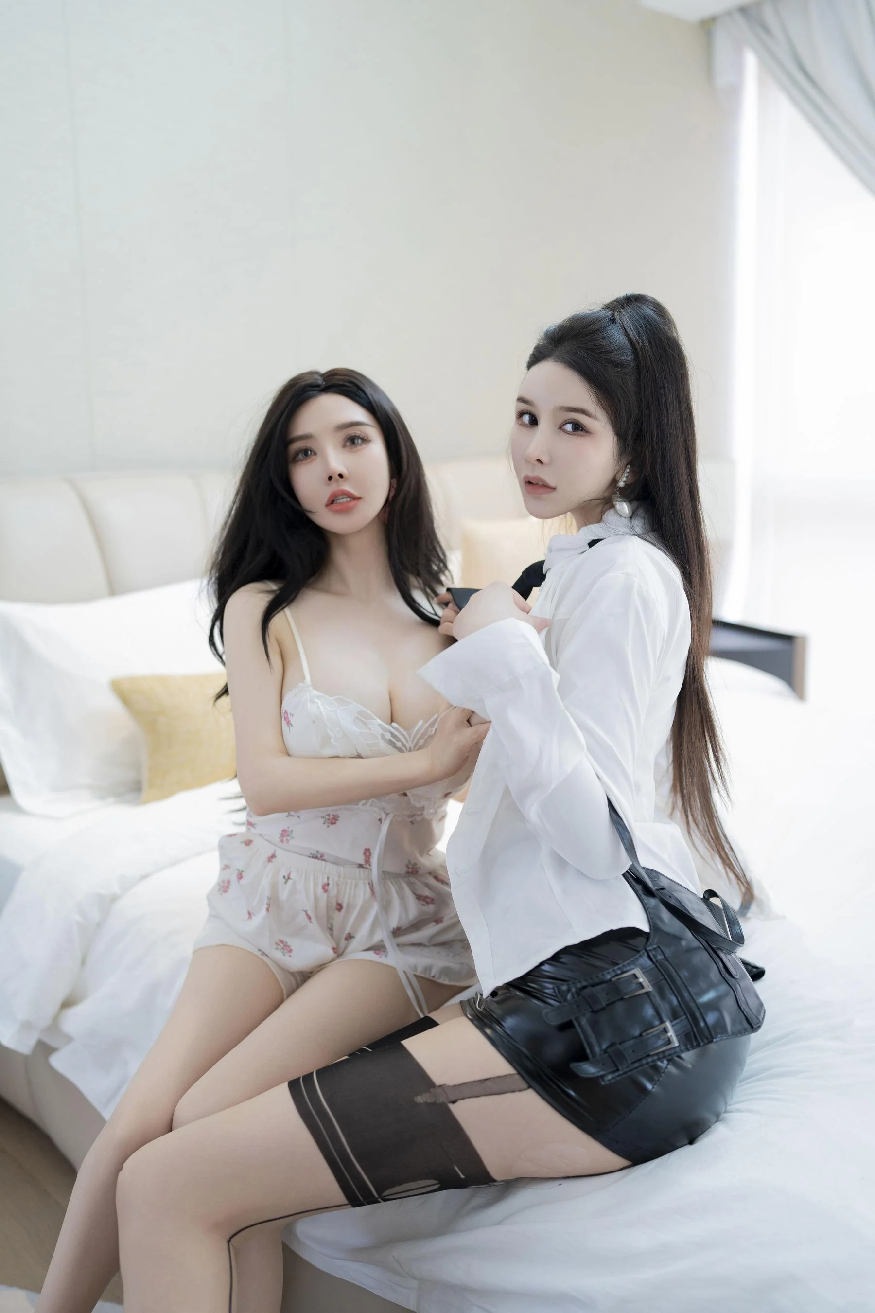 [秀人付费] 潘娇娇&李丽莎 诱人私拍福利 双峰对决 第 45 张