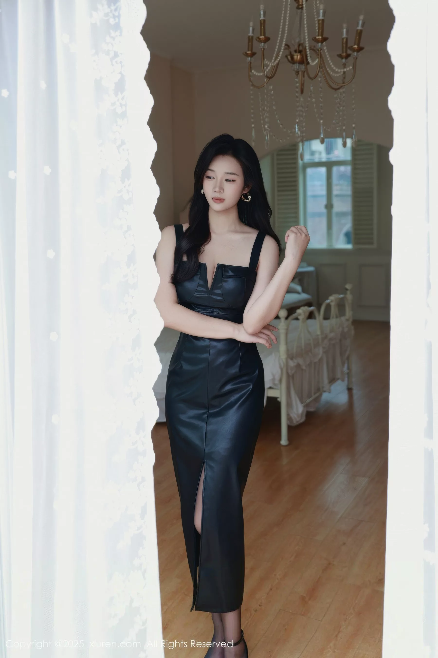 南乔性感黑色皮裙露黑色内衣配黑丝裤袜秀白嫩肌肤绝美写真 第 2 张