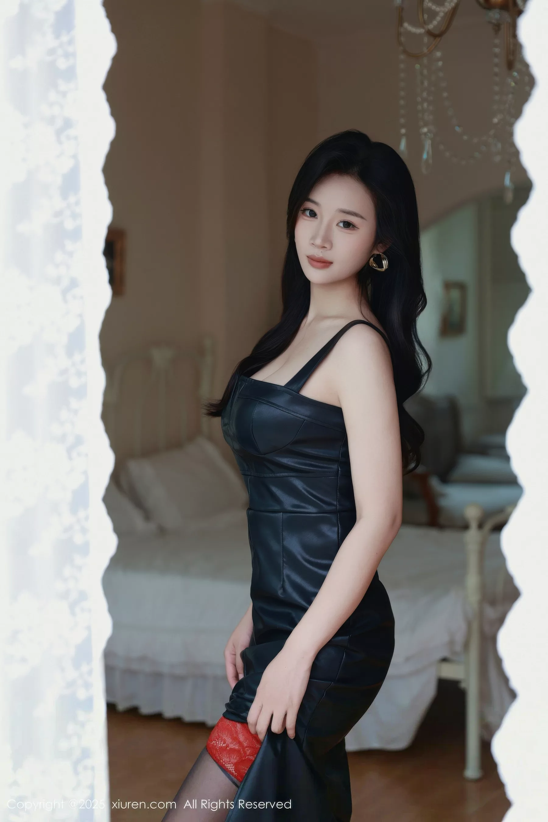 南乔性感黑色皮裙露黑色内衣配黑丝裤袜秀白嫩肌肤绝美写真 第 5 张