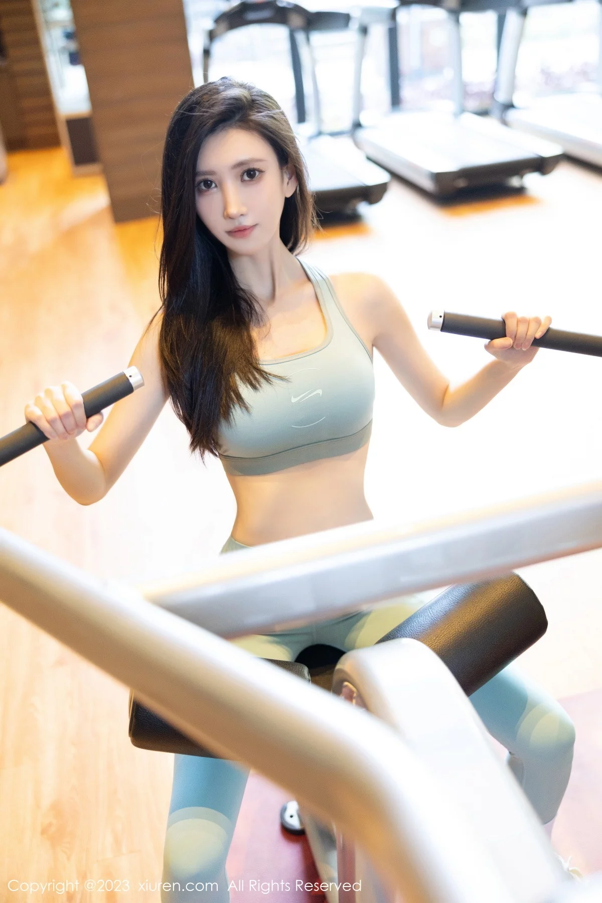章芃芃健身场所性感绿灰运动瑜伽服饰秀完美身材绝美写真 第 11 张