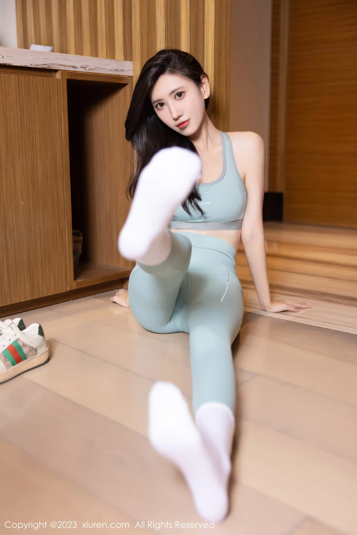 章芃芃健身场所性感绿灰运动瑜伽服饰秀完美身材绝美写真 第 24 张
