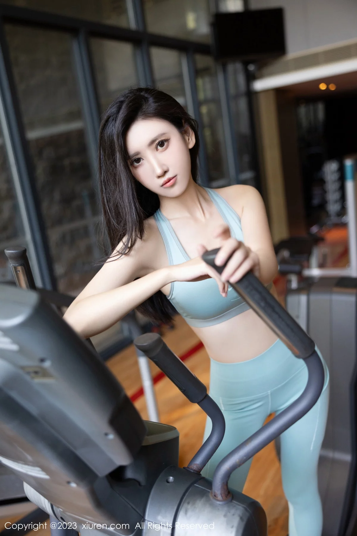 章芃芃健身场所性感绿灰运动瑜伽服饰秀完美身材绝美写真 第 6 张