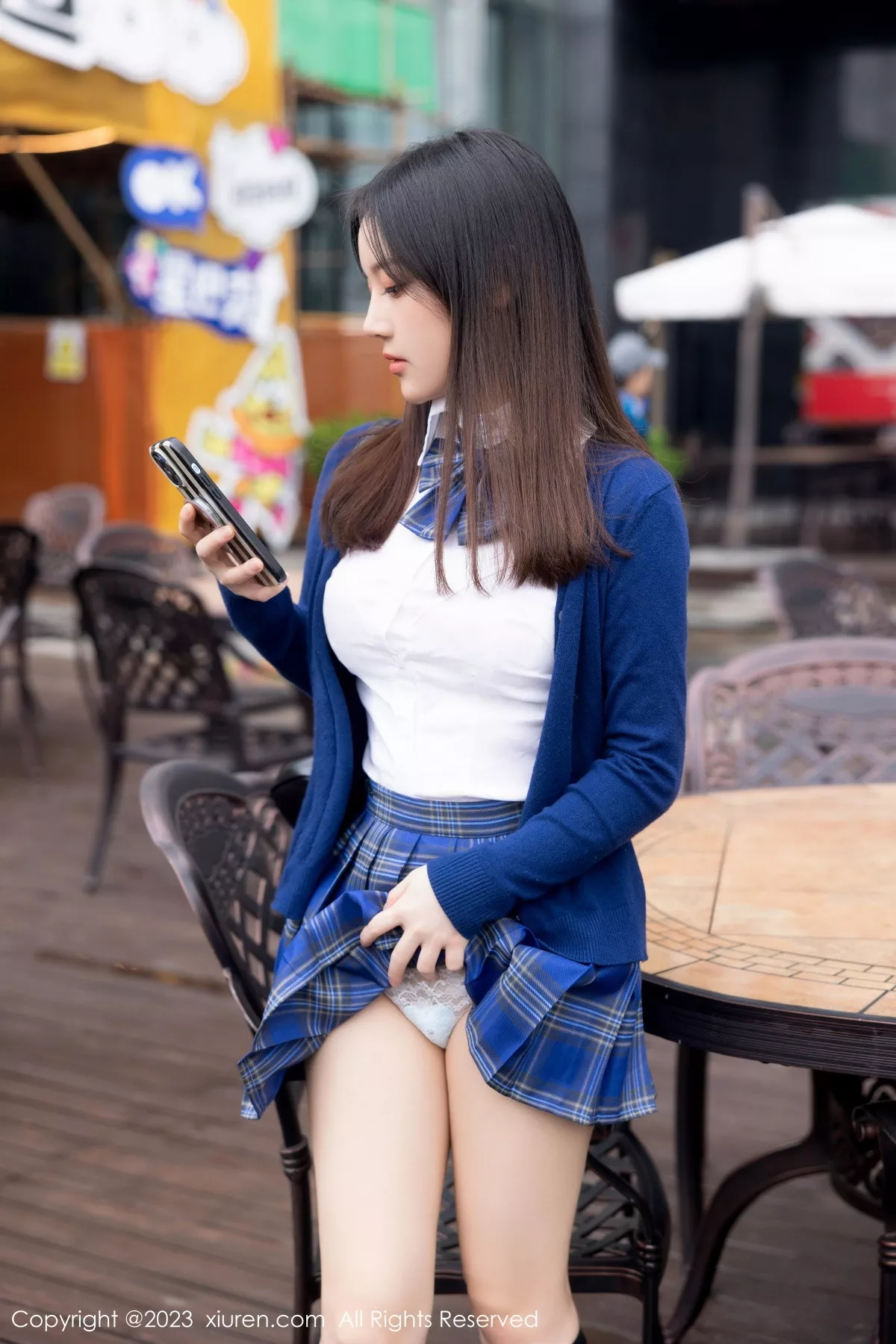 豆瓣酱性感蓝色上衣配蓝色格子短裙露白色蕾丝内衣绝美写真 第 1 张