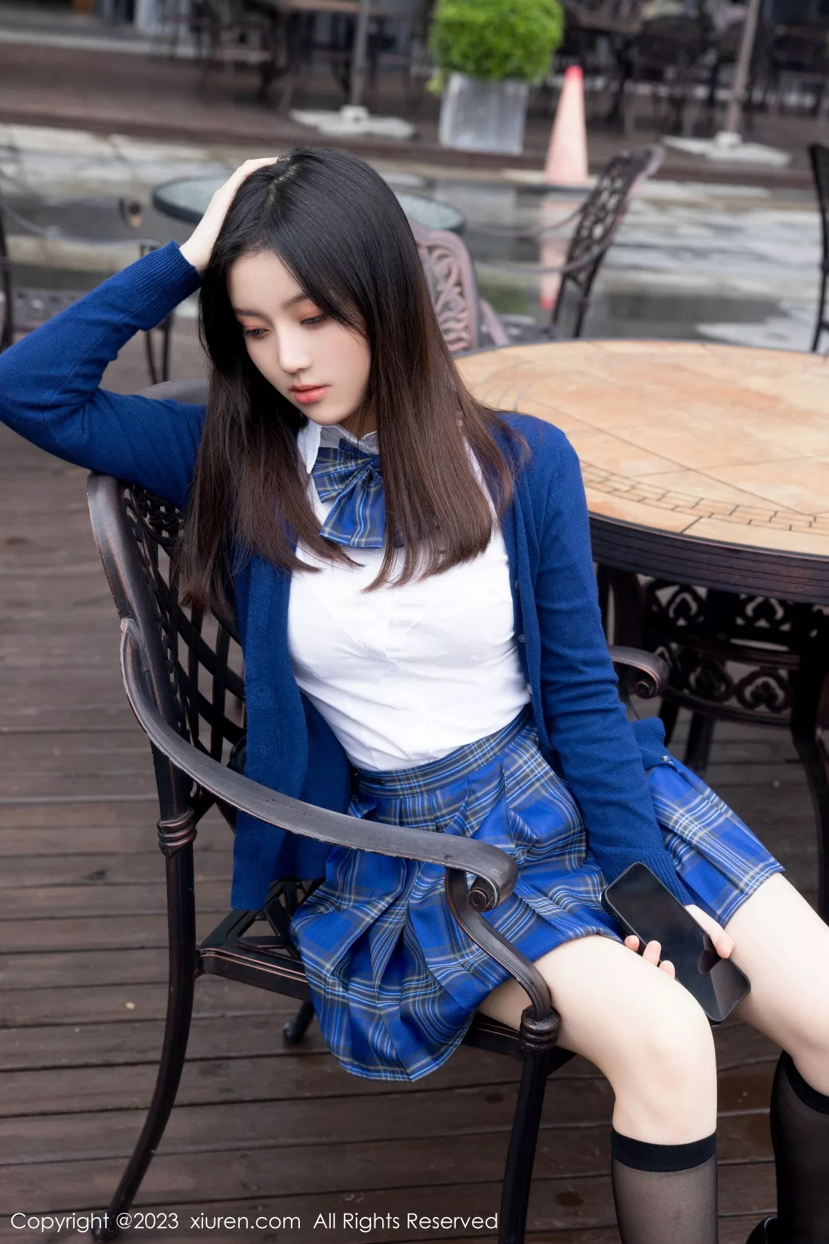 豆瓣酱性感蓝色上衣配蓝色格子短裙露白色蕾丝内衣绝美写真 第 13 张