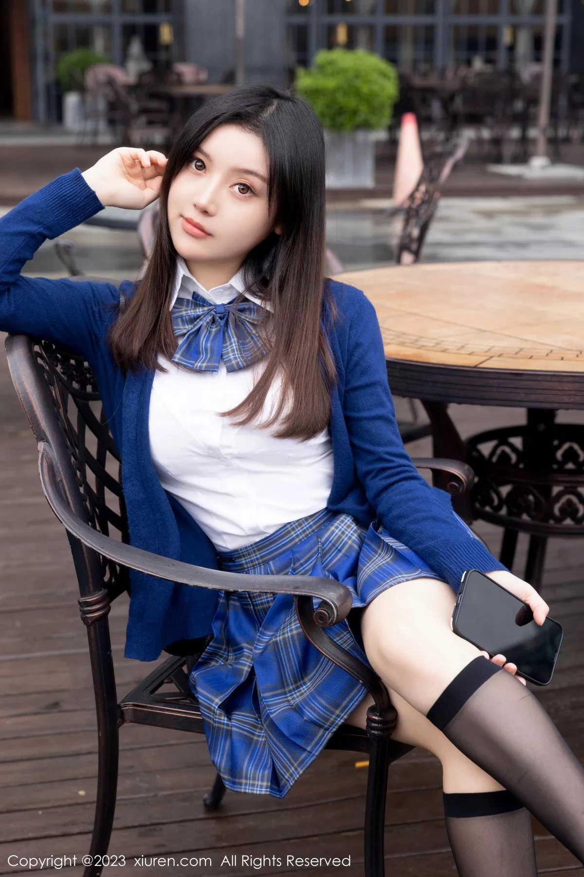 豆瓣酱性感蓝色上衣配蓝色格子短裙露白色蕾丝内衣绝美写真 第 14 张