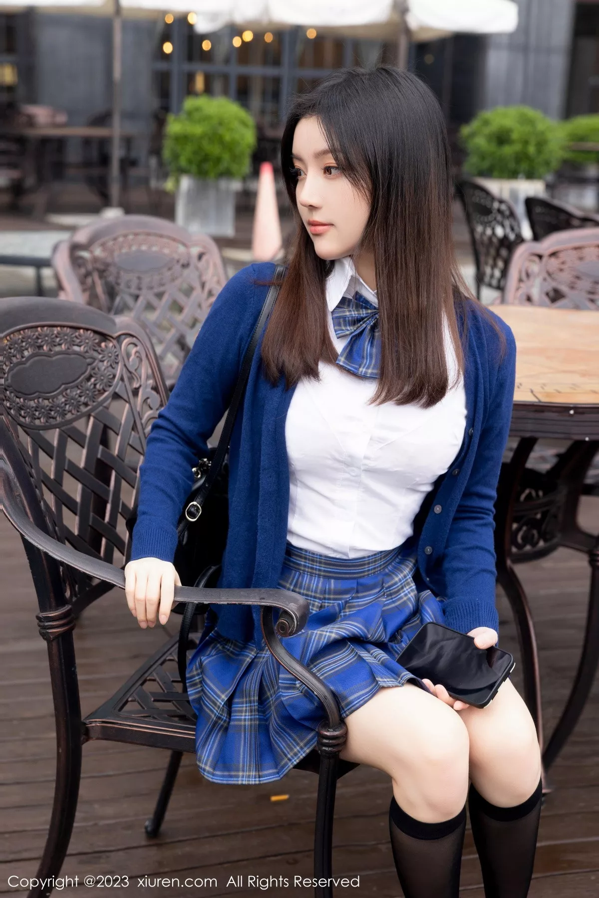 豆瓣酱性感蓝色上衣配蓝色格子短裙露白色蕾丝内衣绝美写真 第 15 张