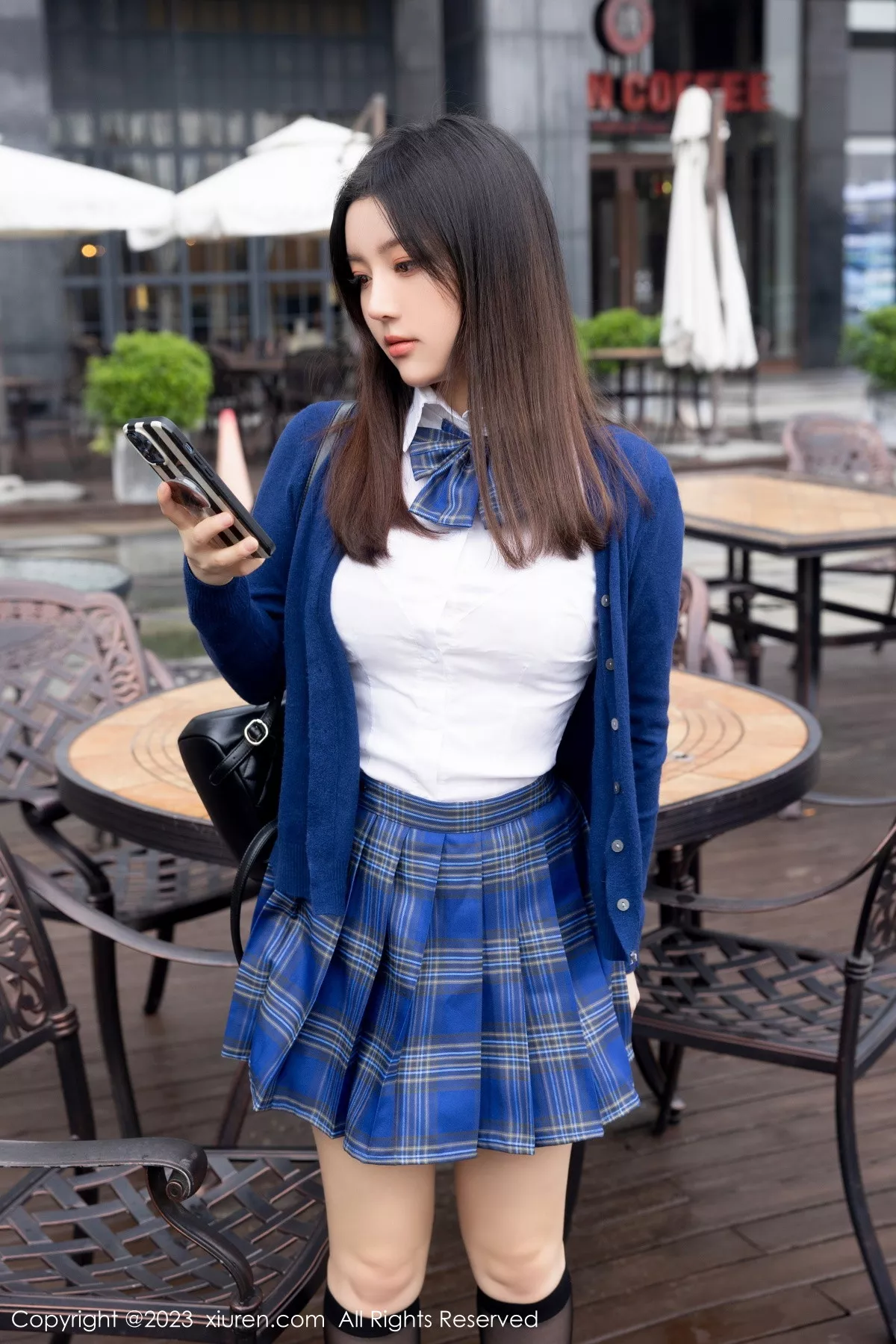 豆瓣酱性感蓝色上衣配蓝色格子短裙露白色蕾丝内衣绝美写真 第 16 张