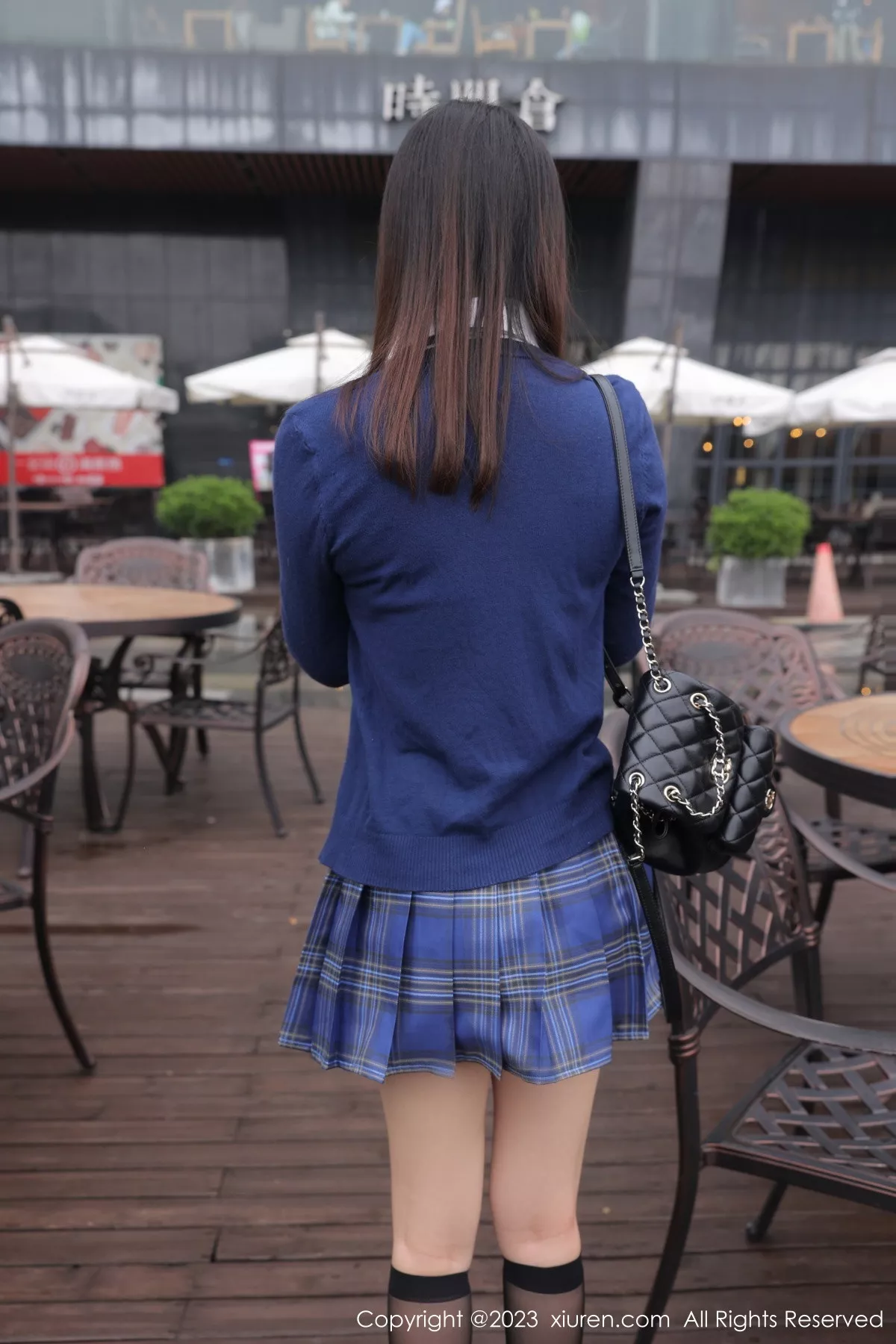 豆瓣酱性感蓝色上衣配蓝色格子短裙露白色蕾丝内衣绝美写真 第 17 张
