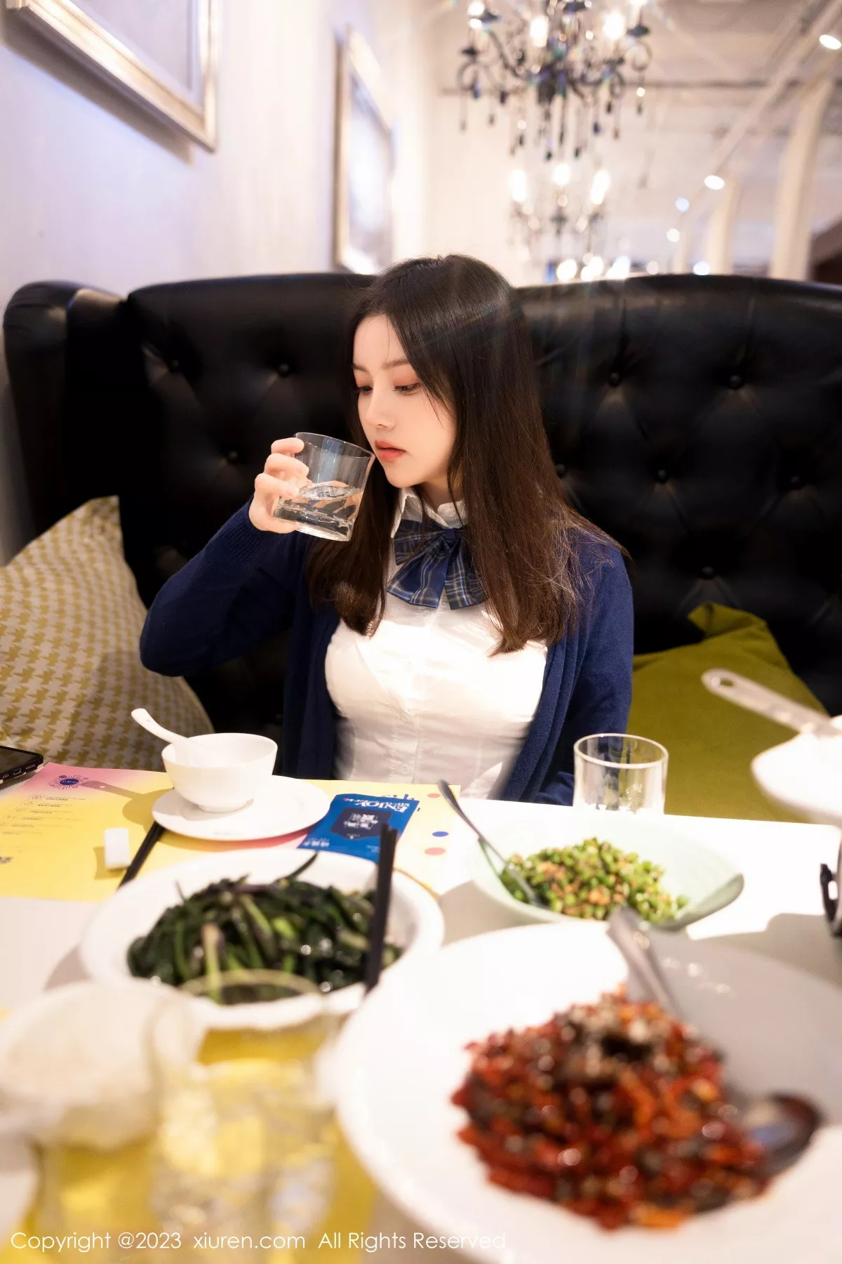豆瓣酱性感蓝色上衣配蓝色格子短裙露白色蕾丝内衣绝美写真 第 20 张