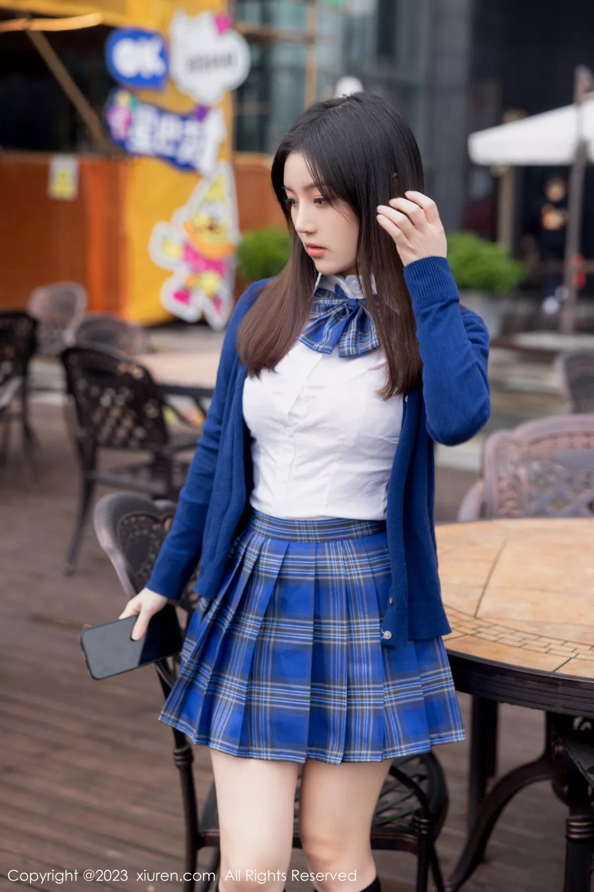 豆瓣酱性感蓝色上衣配蓝色格子短裙露白色蕾丝内衣绝美写真 第 3 张