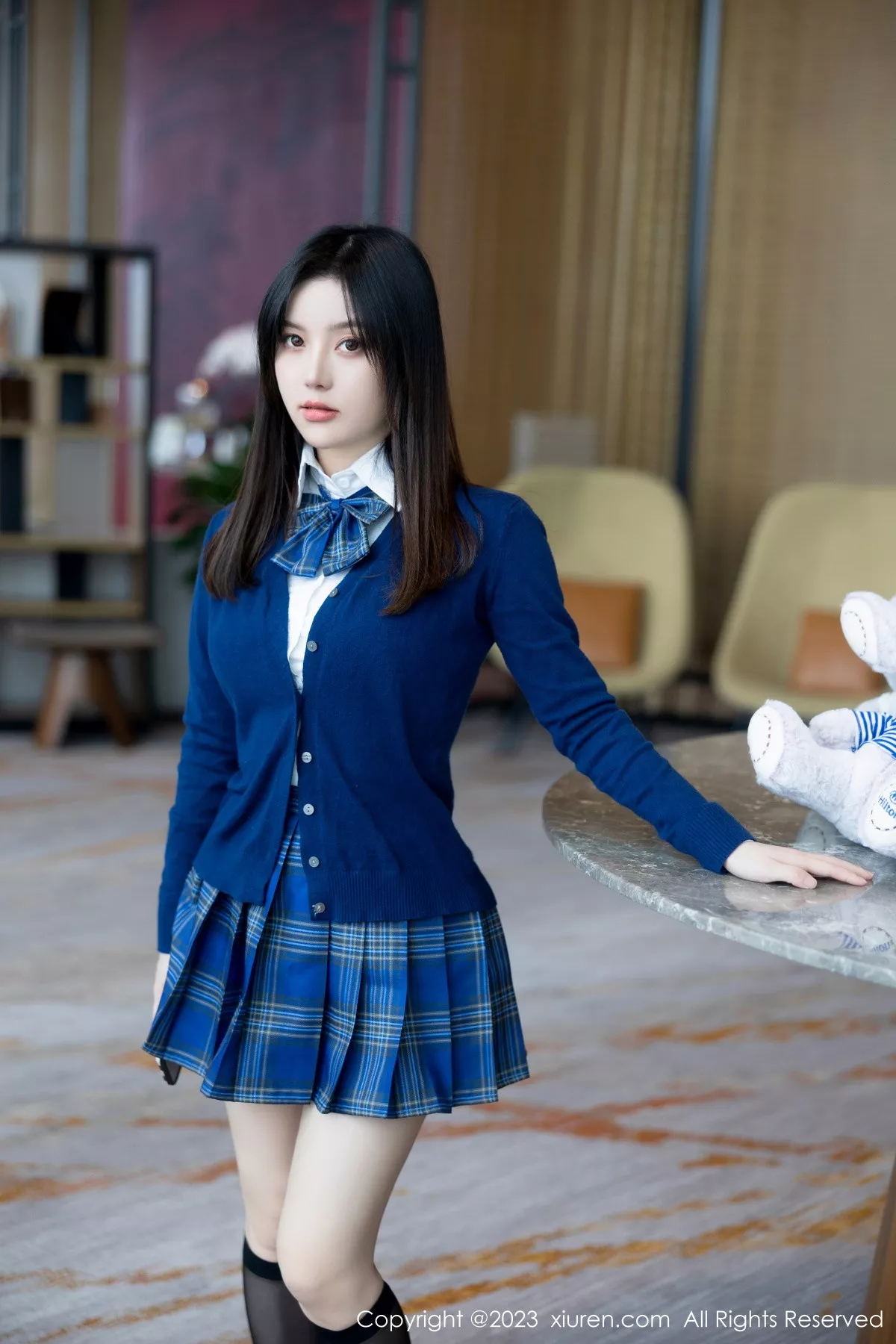 豆瓣酱性感蓝色上衣配蓝色格子短裙露白色蕾丝内衣绝美写真 第 36 张