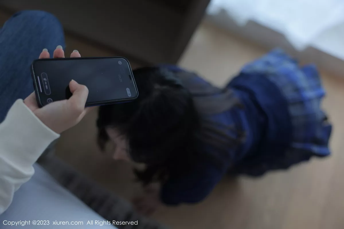 豆瓣酱性感蓝色上衣配蓝色格子短裙露白色蕾丝内衣绝美写真 第 38 张
