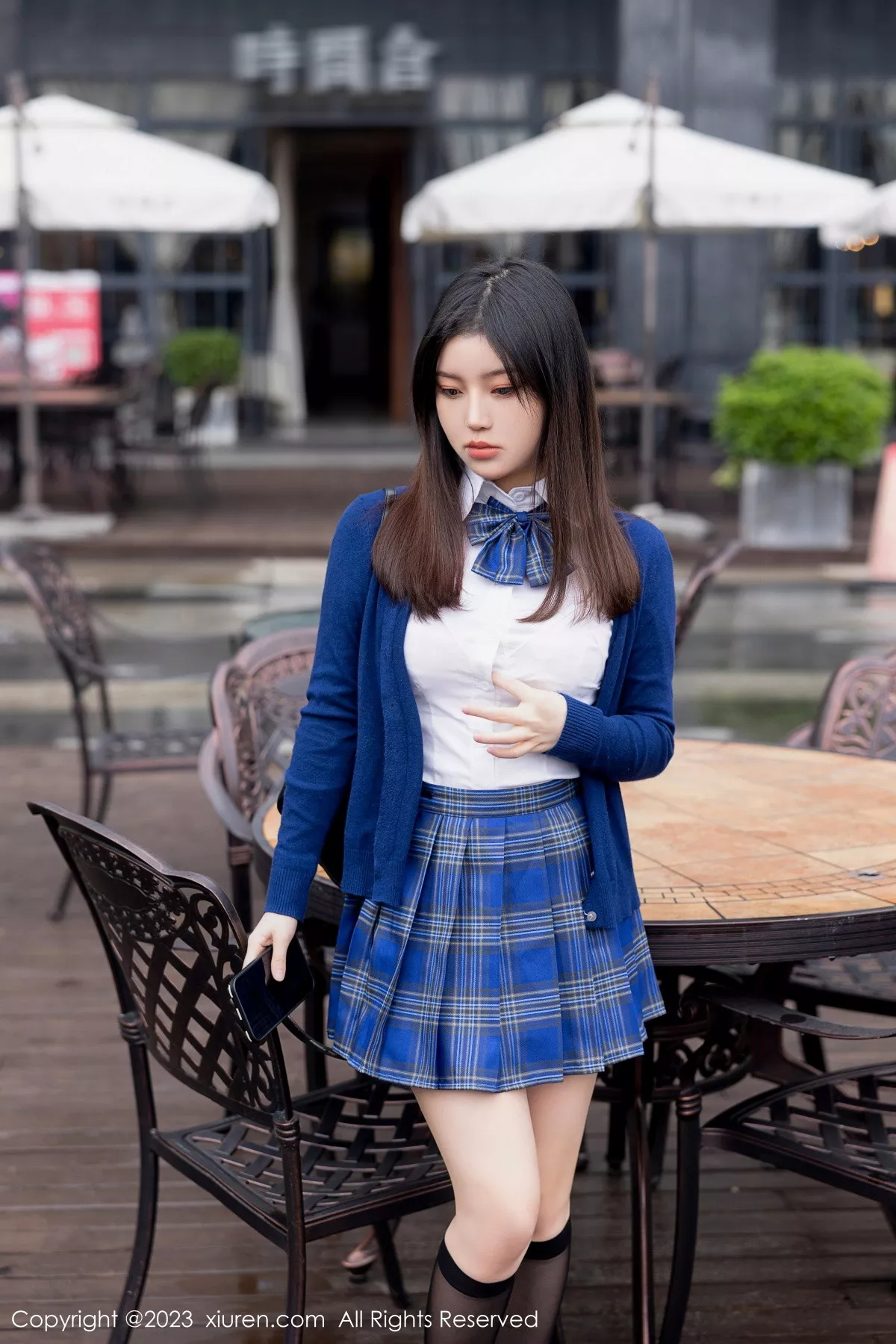 豆瓣酱性感蓝色上衣配蓝色格子短裙露白色蕾丝内衣绝美写真 第 4 张