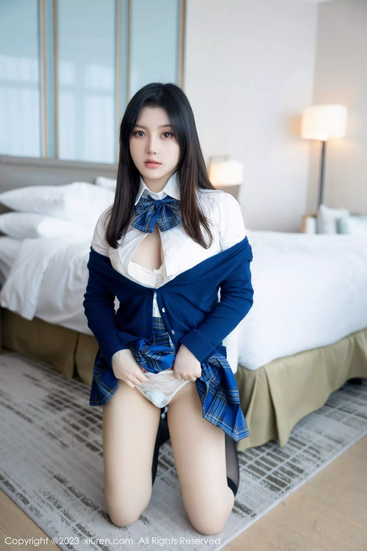 豆瓣酱性感蓝色上衣配蓝色格子短裙露白色蕾丝内衣绝美写真 第 49 张