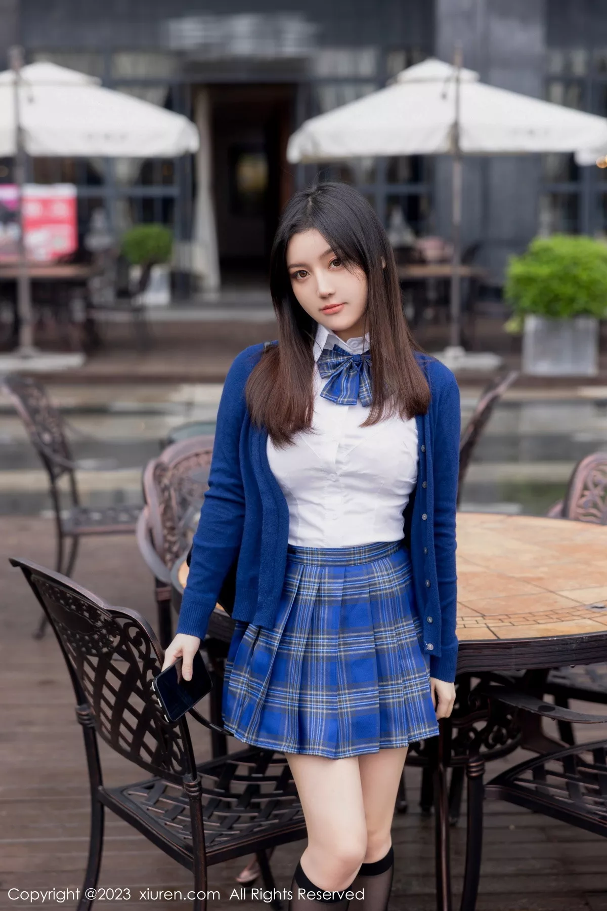 豆瓣酱性感蓝色上衣配蓝色格子短裙露白色蕾丝内衣绝美写真 第 5 张