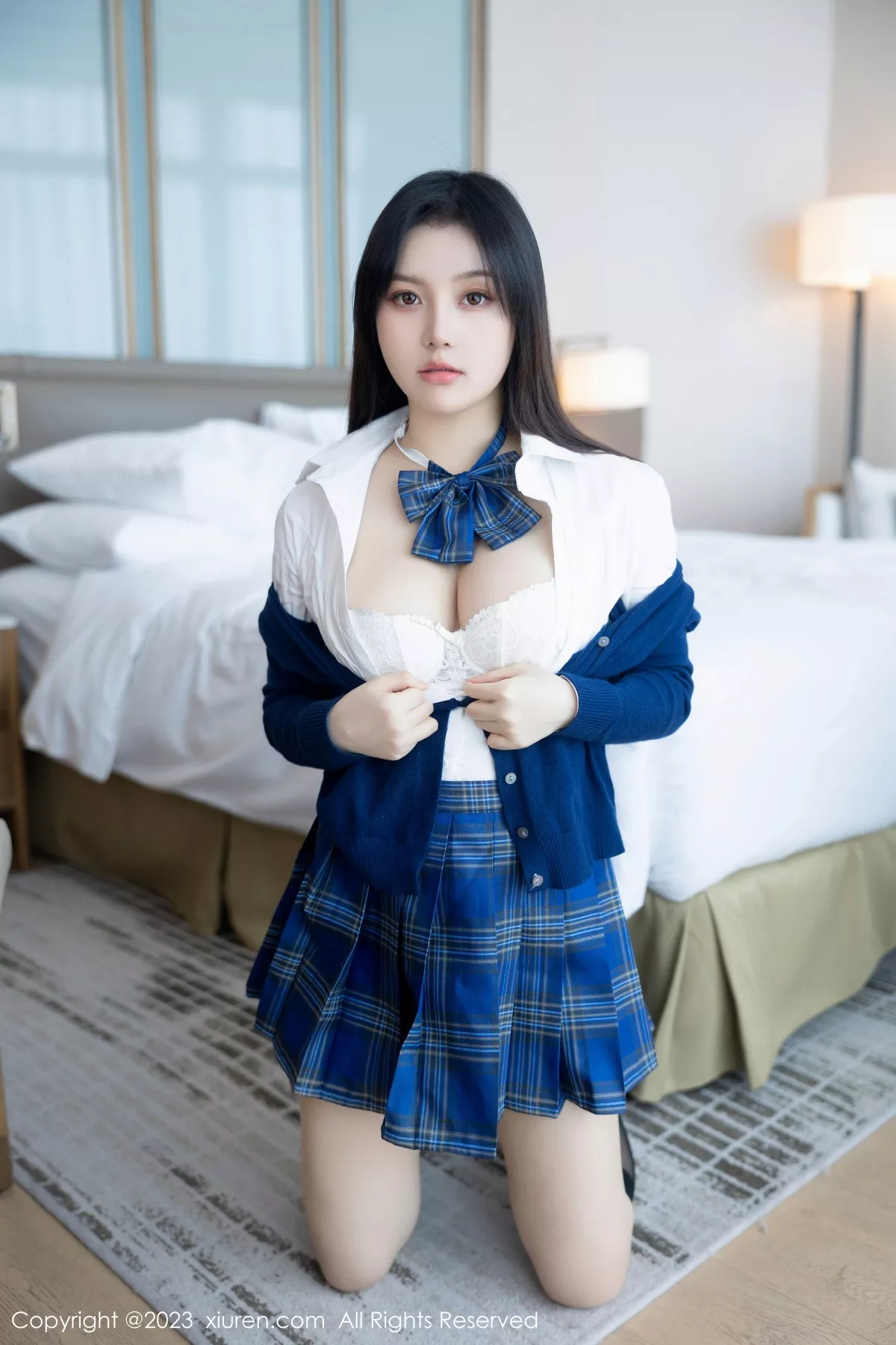 豆瓣酱性感蓝色上衣配蓝色格子短裙露白色蕾丝内衣绝美写真 第 50 张