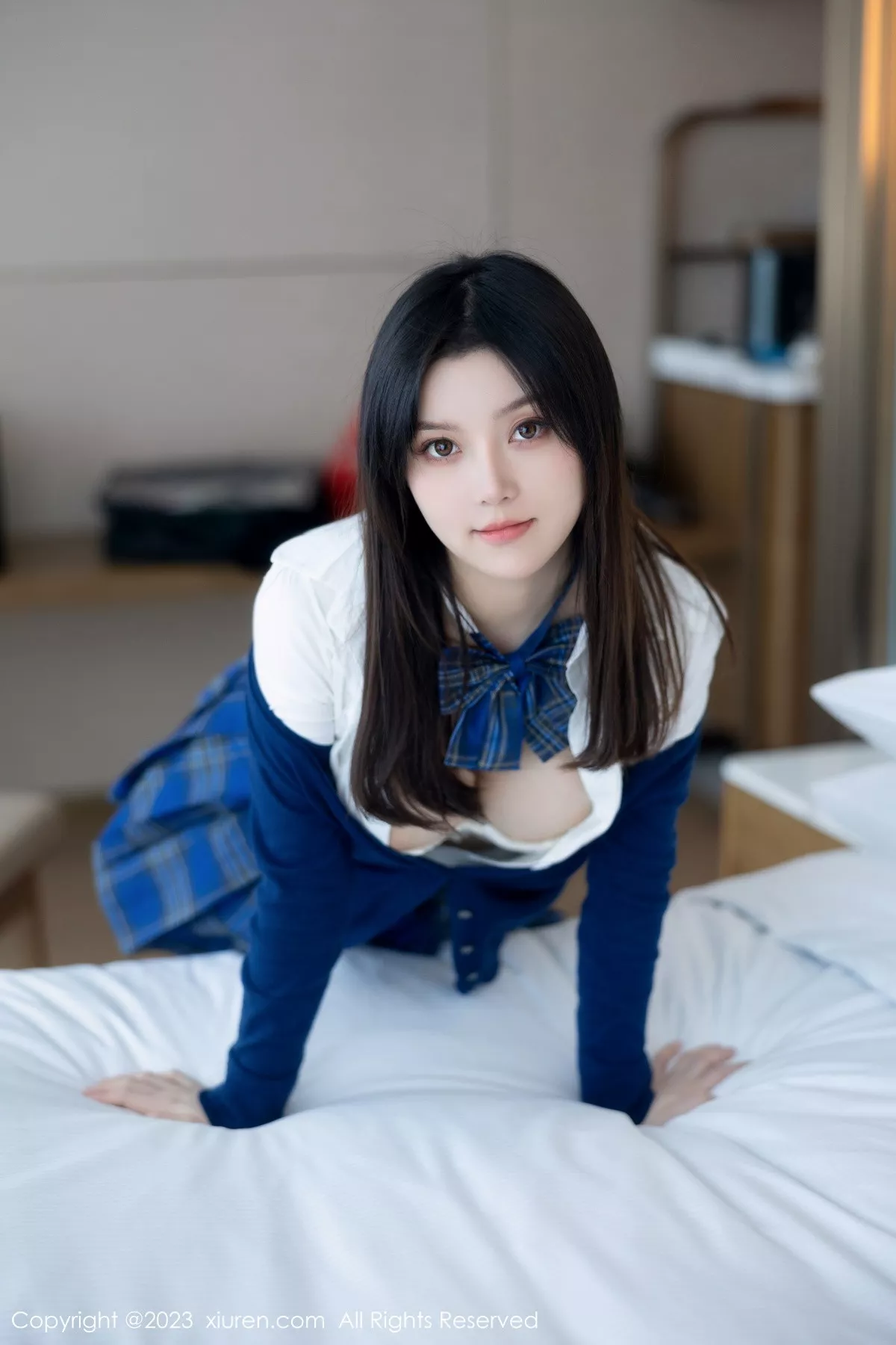 豆瓣酱性感蓝色上衣配蓝色格子短裙露白色蕾丝内衣绝美写真 第 58 张
