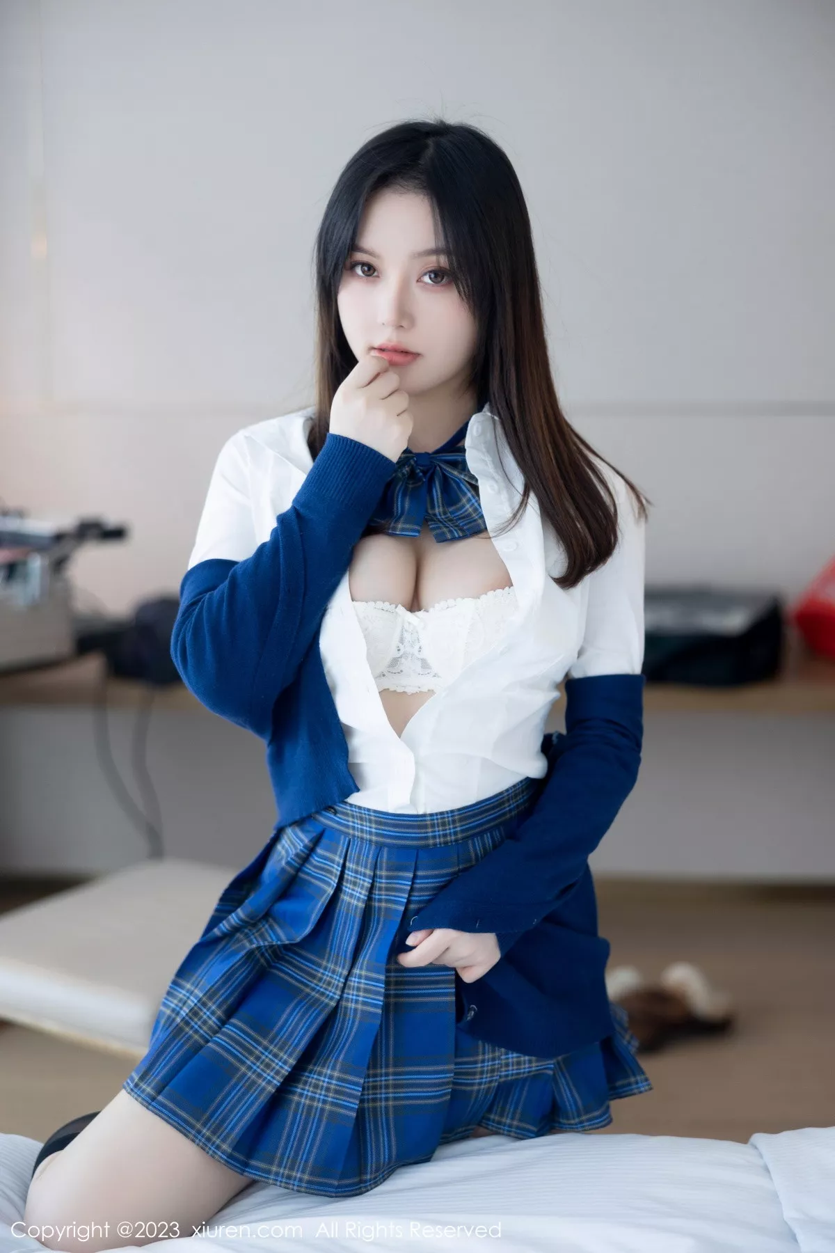 豆瓣酱性感蓝色上衣配蓝色格子短裙露白色蕾丝内衣绝美写真 第 59 张