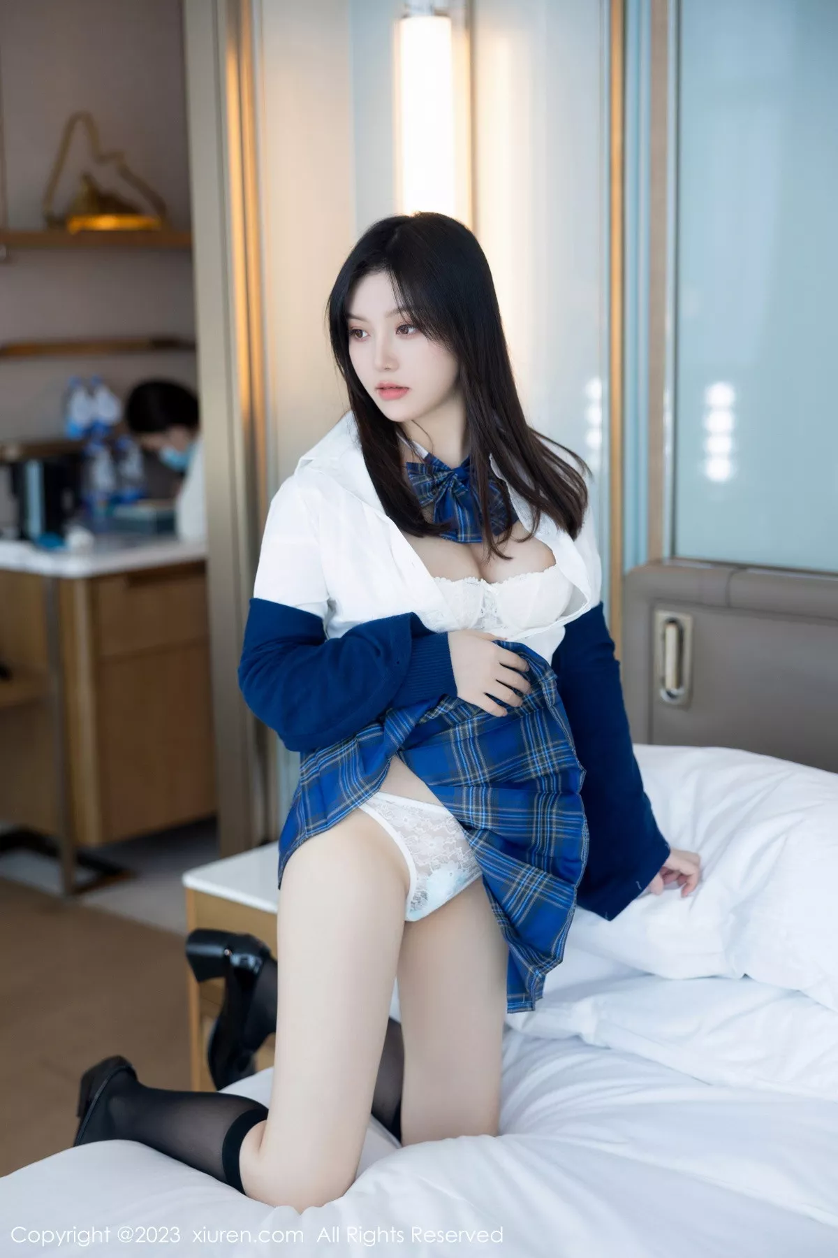 豆瓣酱性感蓝色上衣配蓝色格子短裙露白色蕾丝内衣绝美写真 第 60 张