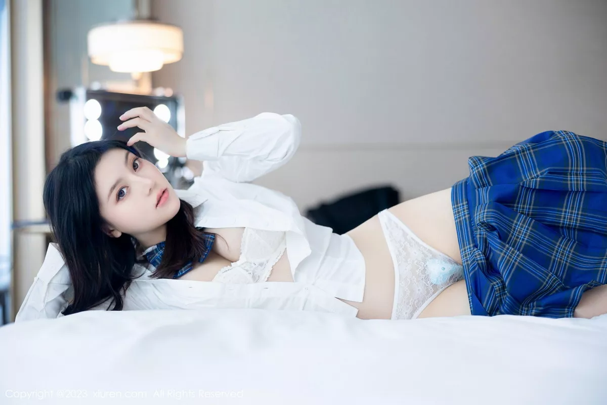 豆瓣酱性感蓝色上衣配蓝色格子短裙露白色蕾丝内衣绝美写真 第 64 张