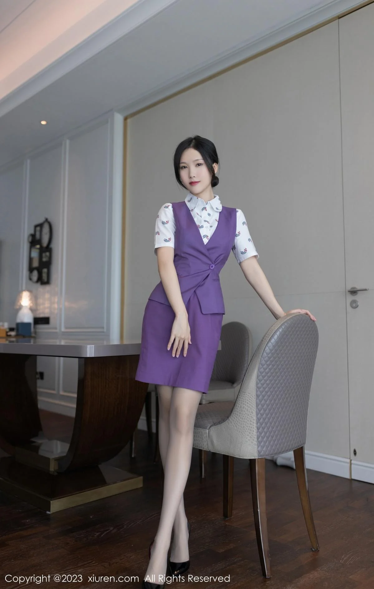 利世脱空姐制服露紫色内衣配超薄黑丝秀曼妙身姿绝美写真 第 1 张